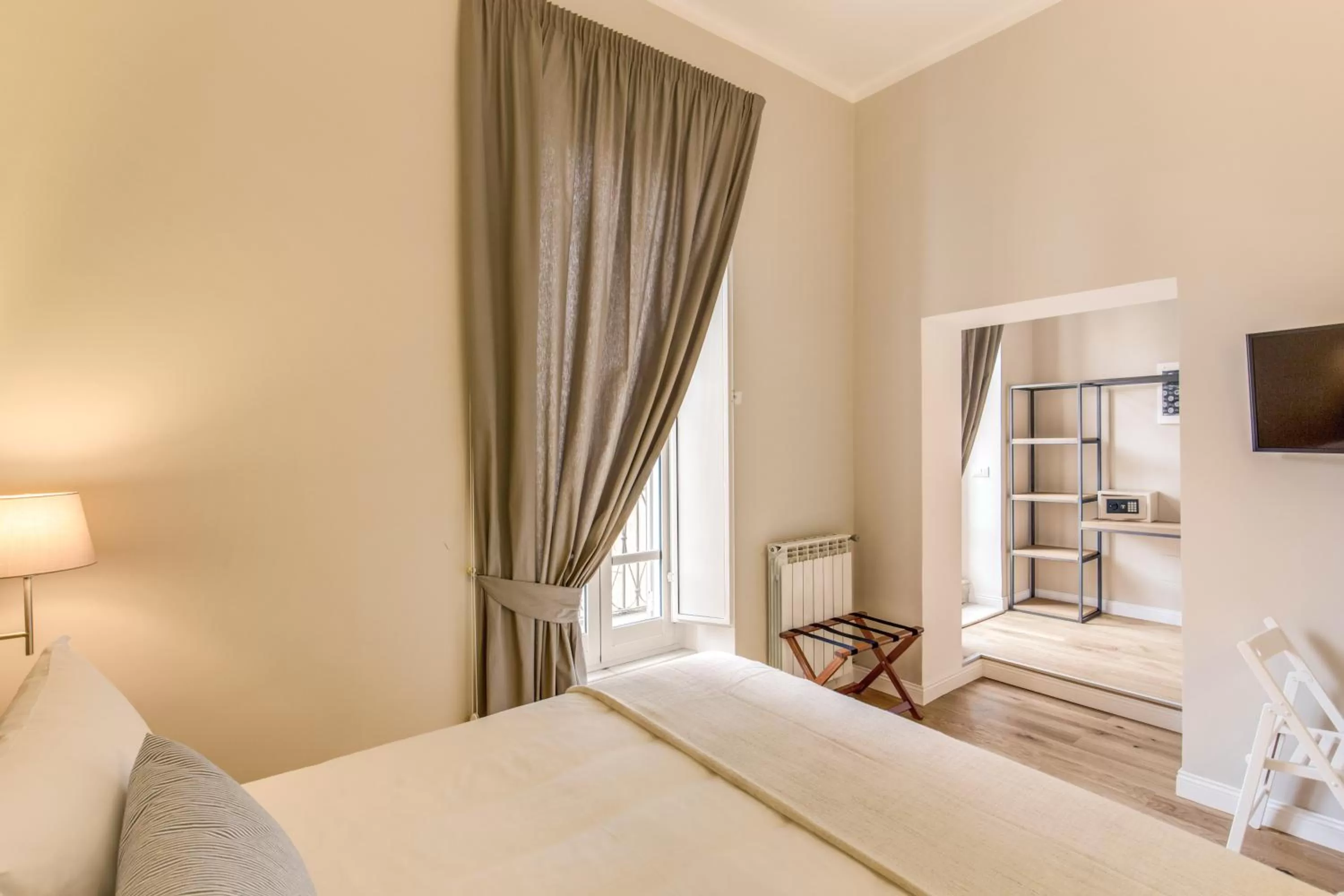 Decorative detail, Bed in The Spanish Suite Campo de' Fiori