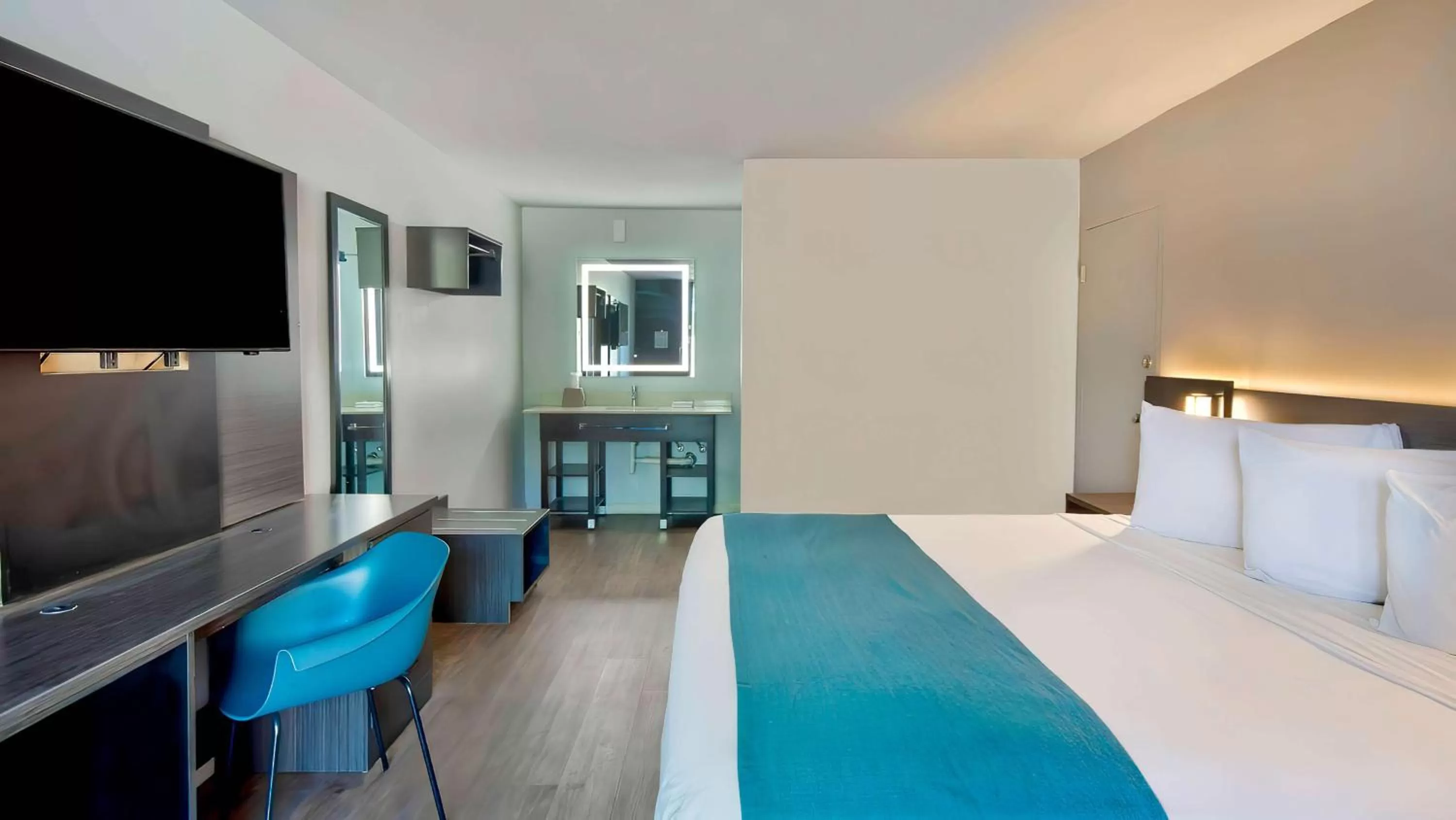 Bedroom, Bed in Motel 6 Louisville, Ky- Airport/ Fair Expo