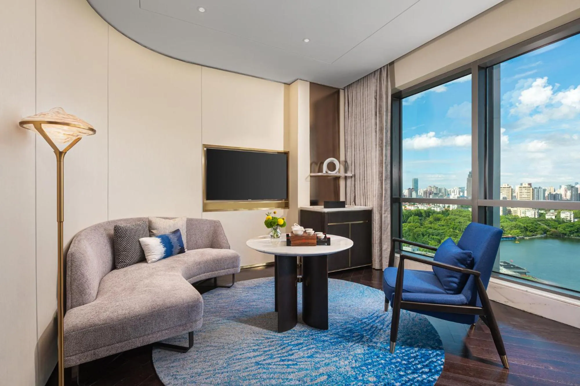 TV and multimedia in HUALUXE Shanghai Changfeng Park by IHG