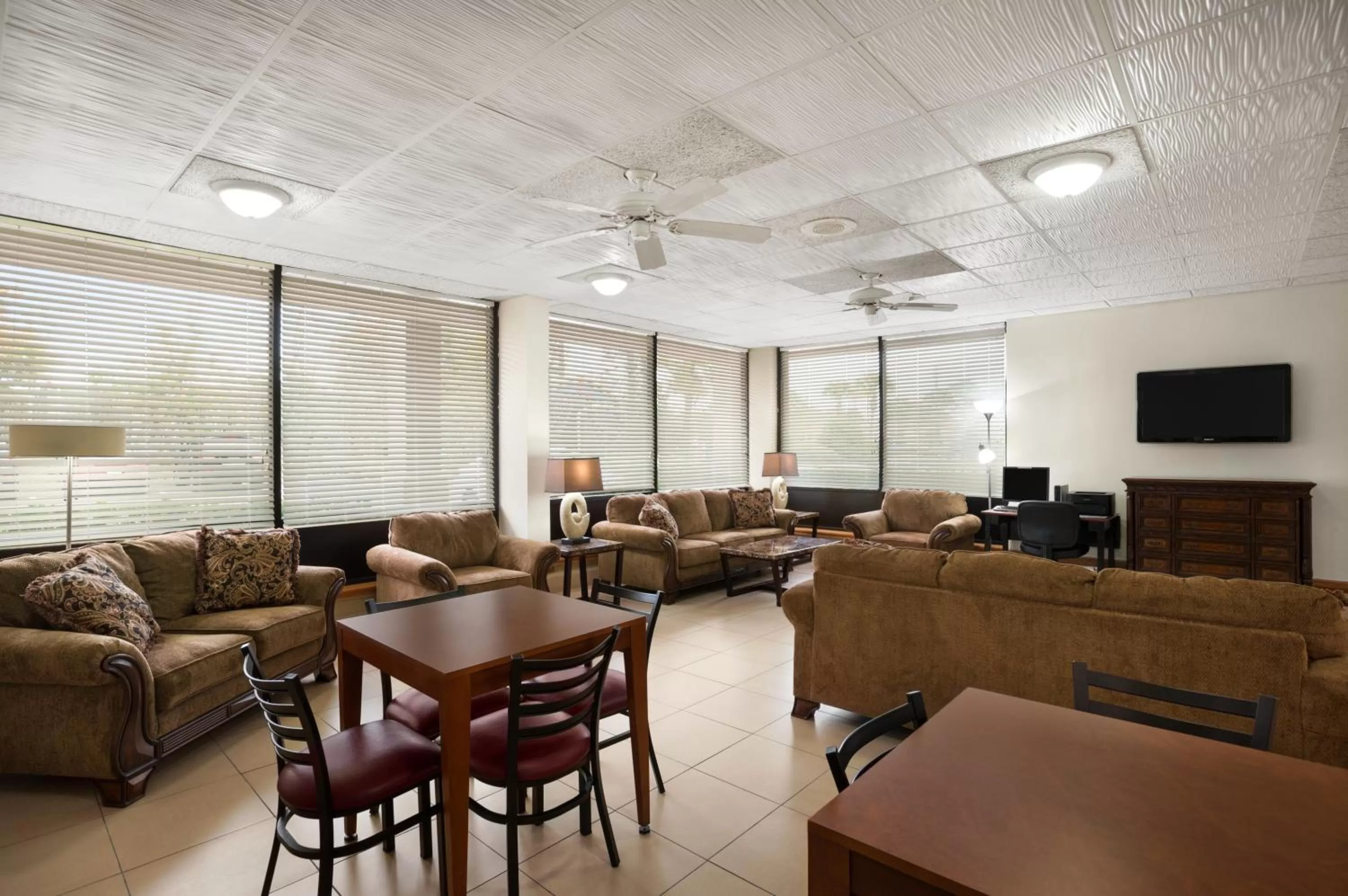 Communal lounge/ TV room in Days Inn by Wyndham Jacksonville Airport
