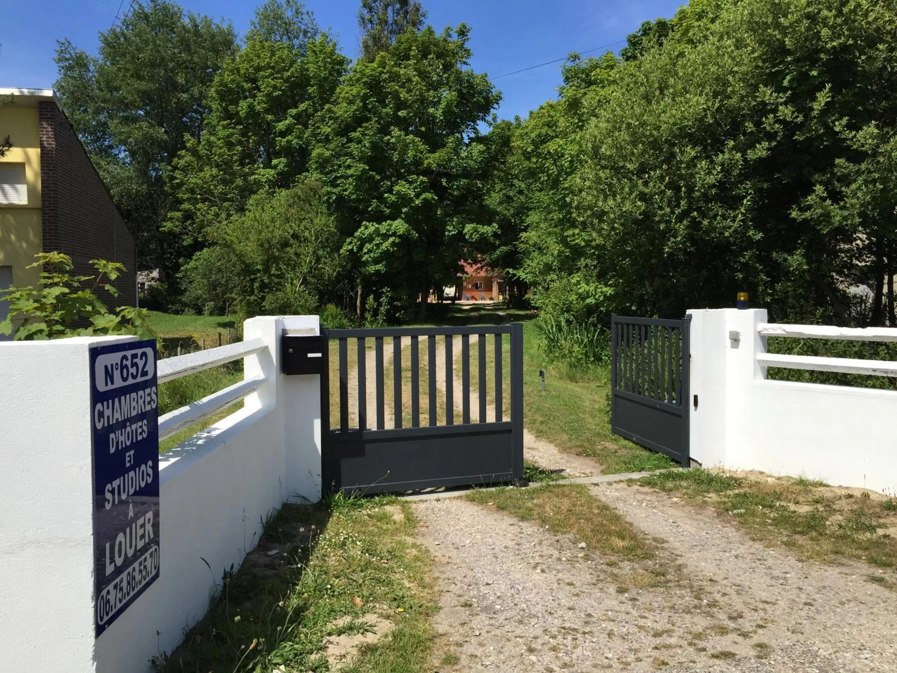 Facade/entrance in La Caronnière