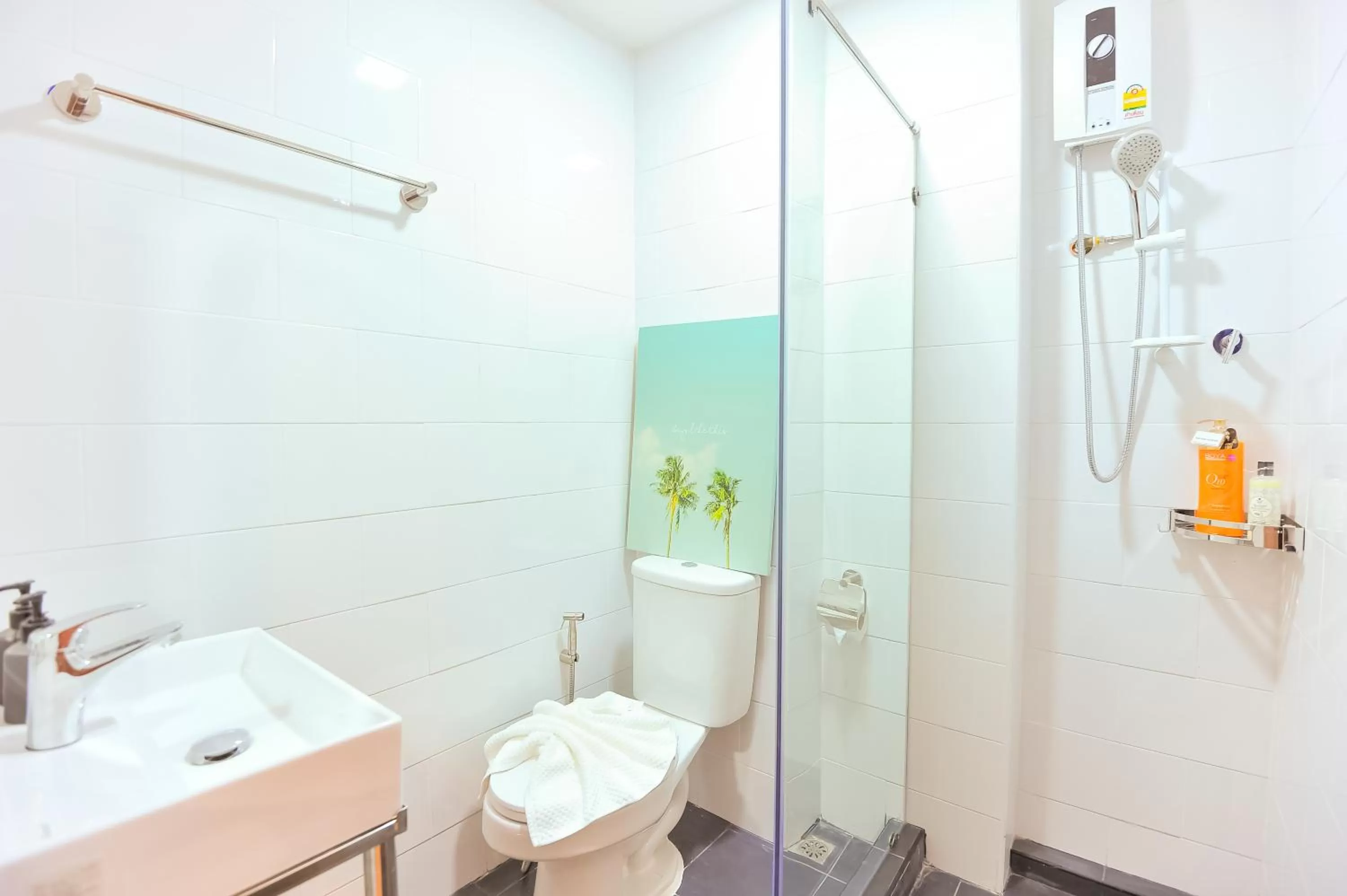 Bathroom in 7 Stays Pattaya Hotel