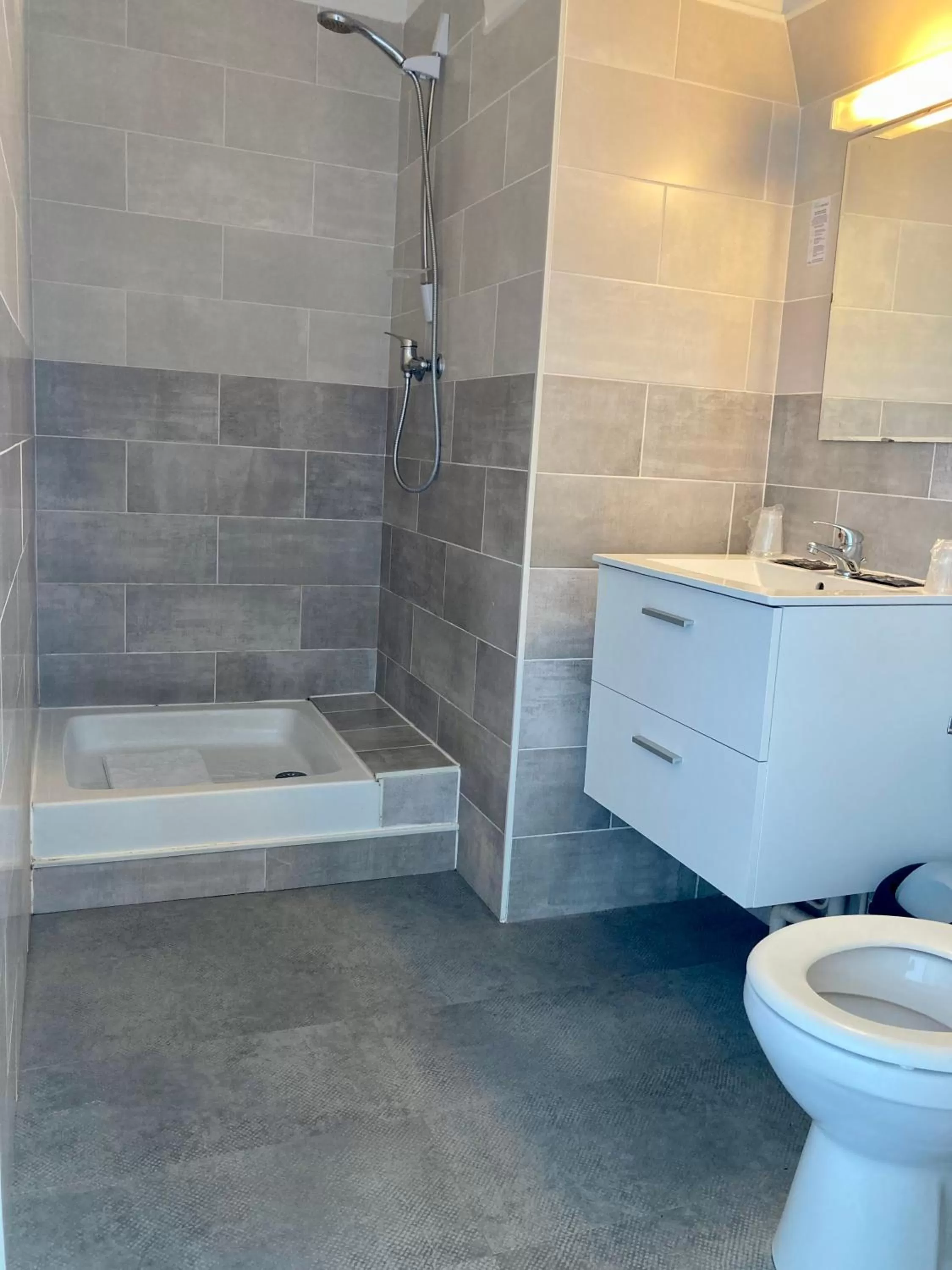 Shower in Hôtel De Champagne