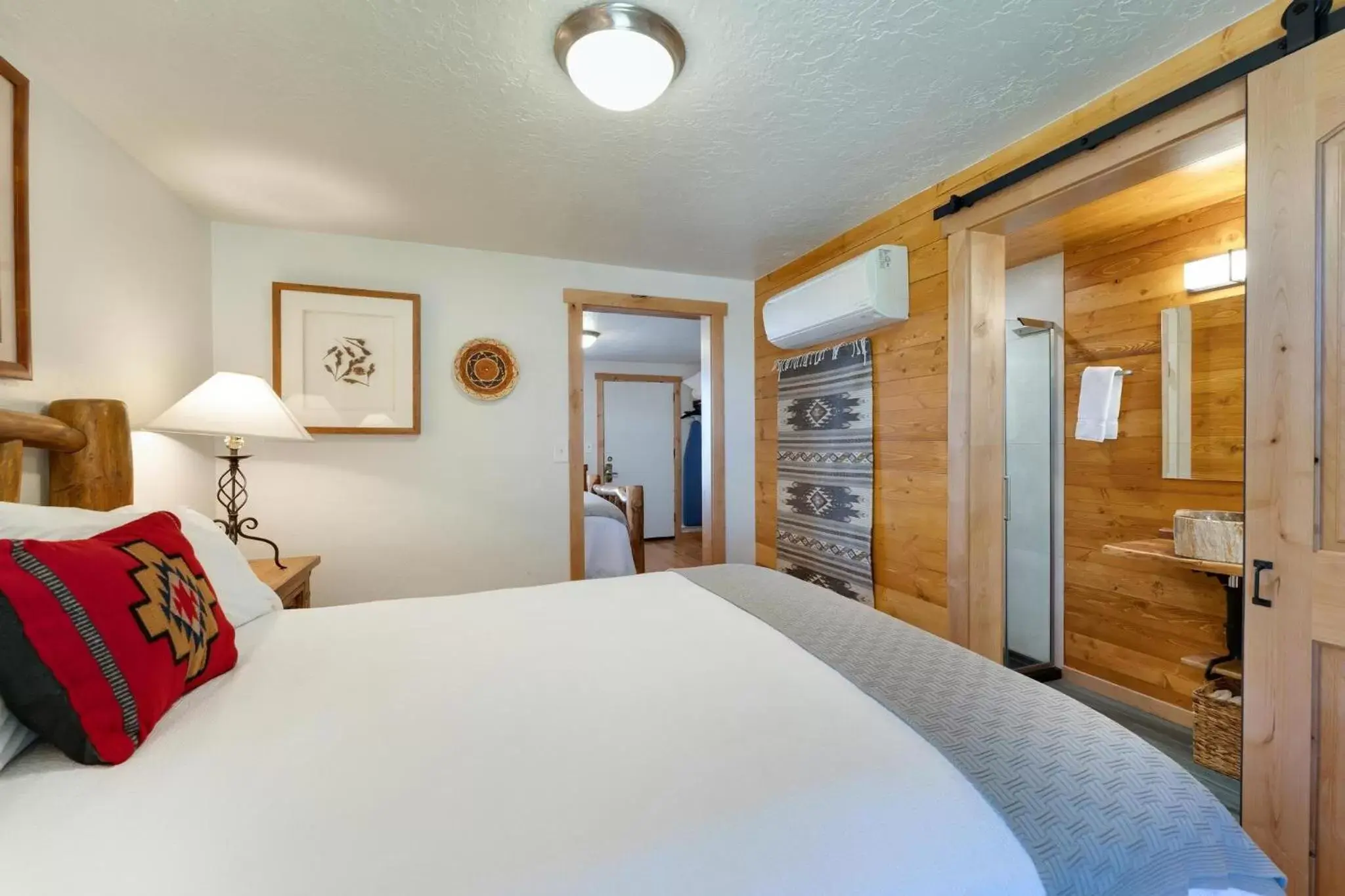 Queen Room with Two Queen Beds in Stone Lizard Lodge Queen Room with Two Queen Beds in Stone Lizard Lodge