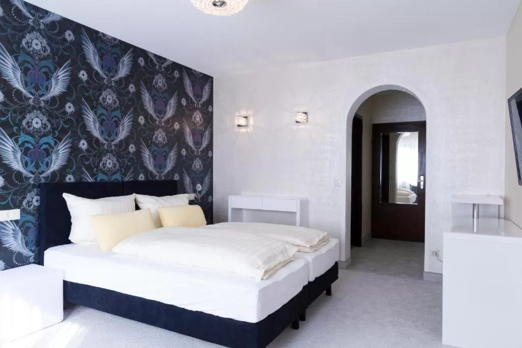 Bedroom, Bed in Hotel Hellers Twenty Four I -24h-Check-In-