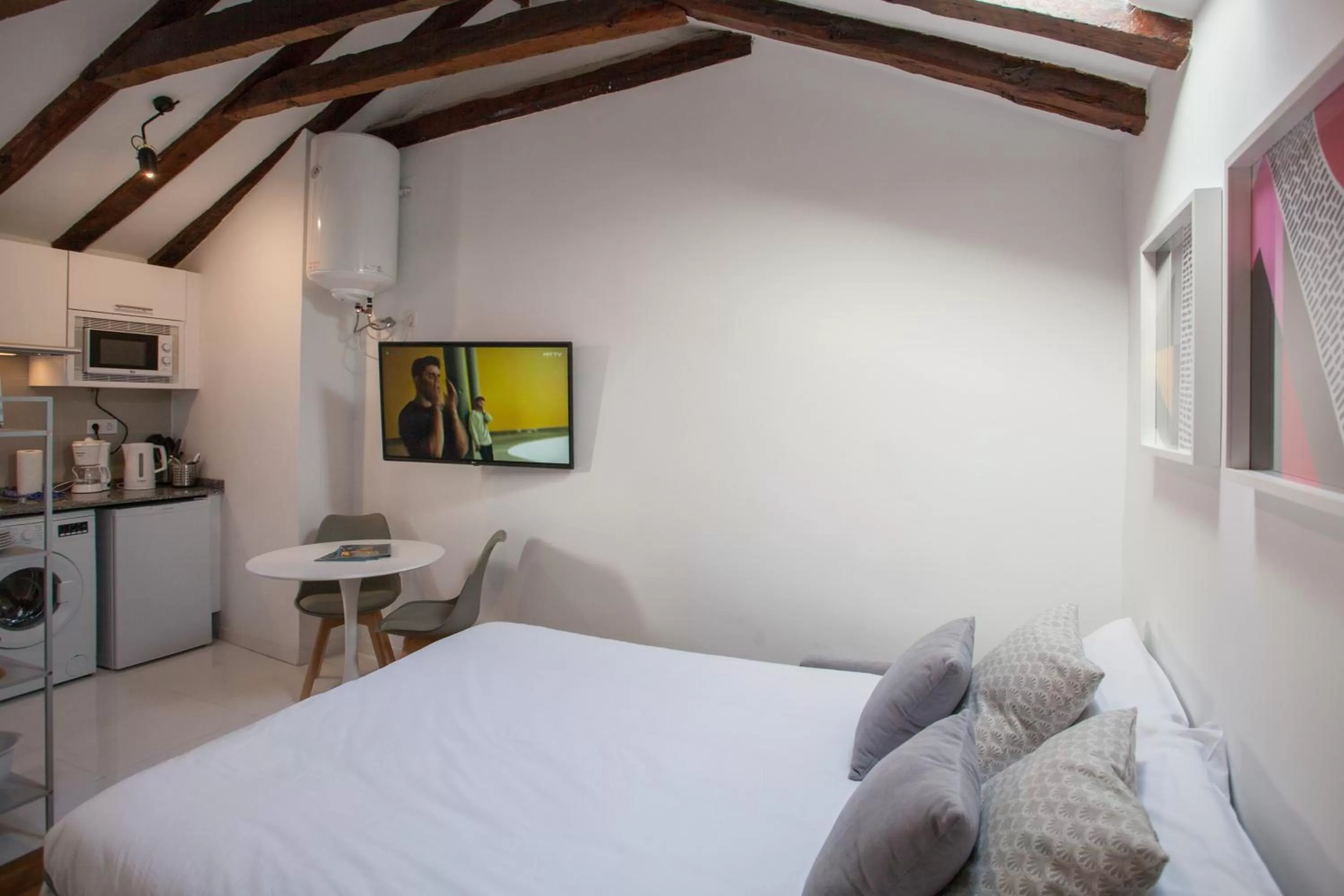 Kitchen or kitchenette, Bed in Gran Central Suites