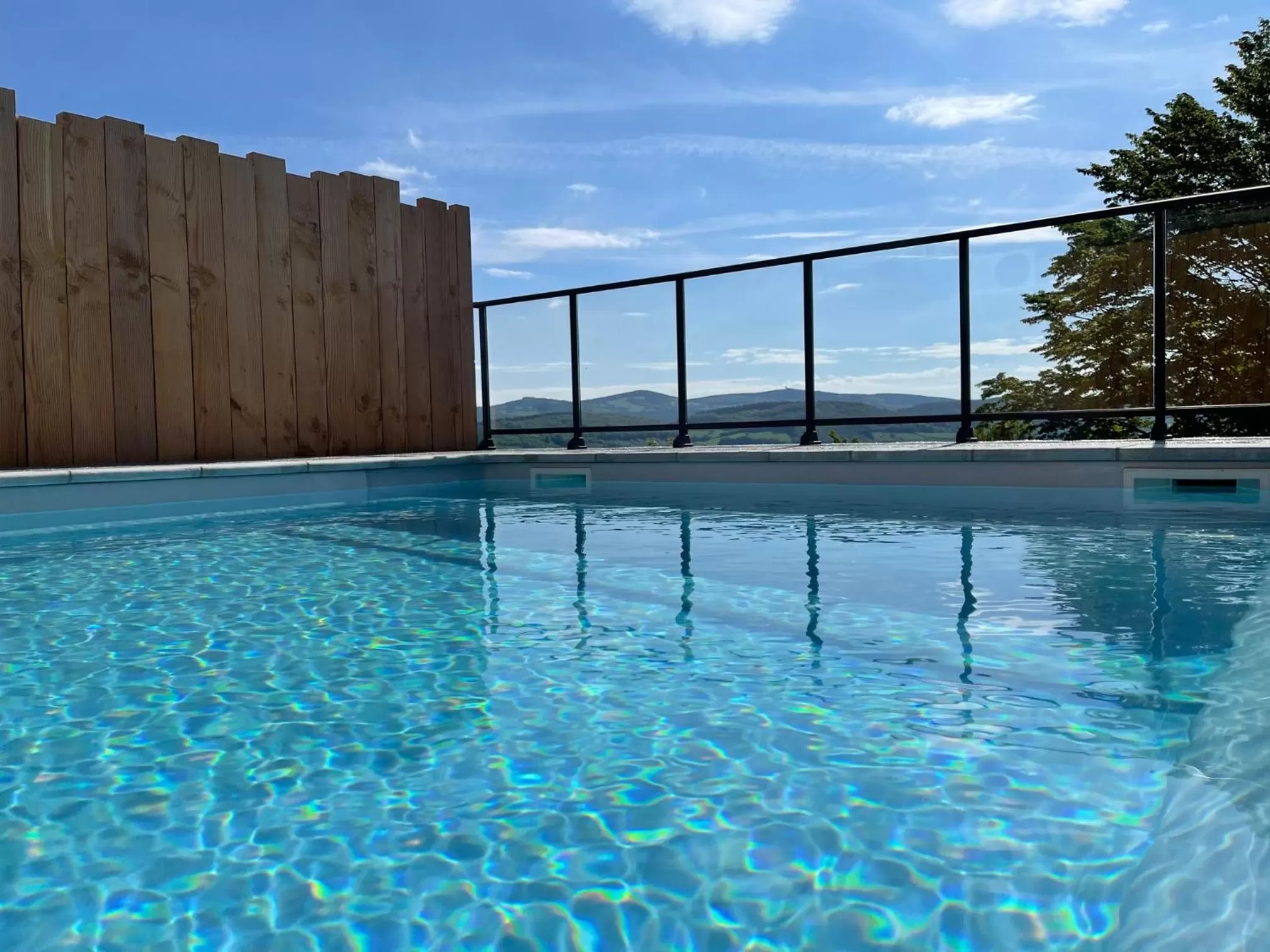 Swimming pool in Logis Hôtel-Restaurant Au Vieux Morvan, au cœur de la Bourgogne, Piscine & Spa, Hôtel Climatisé