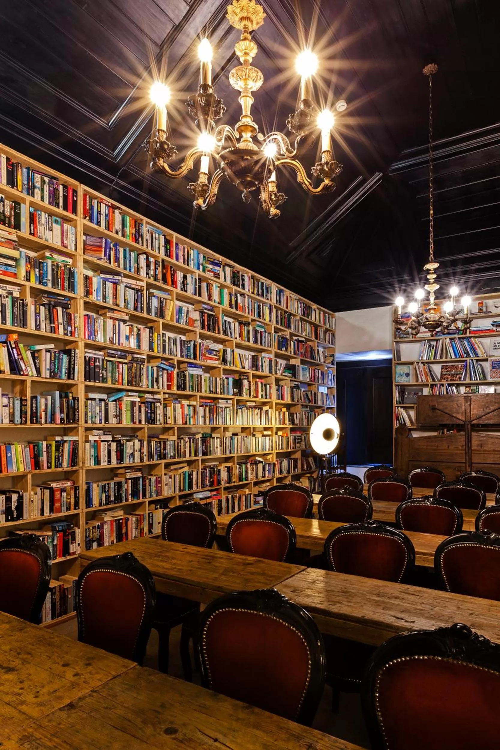 Library in The Literary Man Obidos Hotel