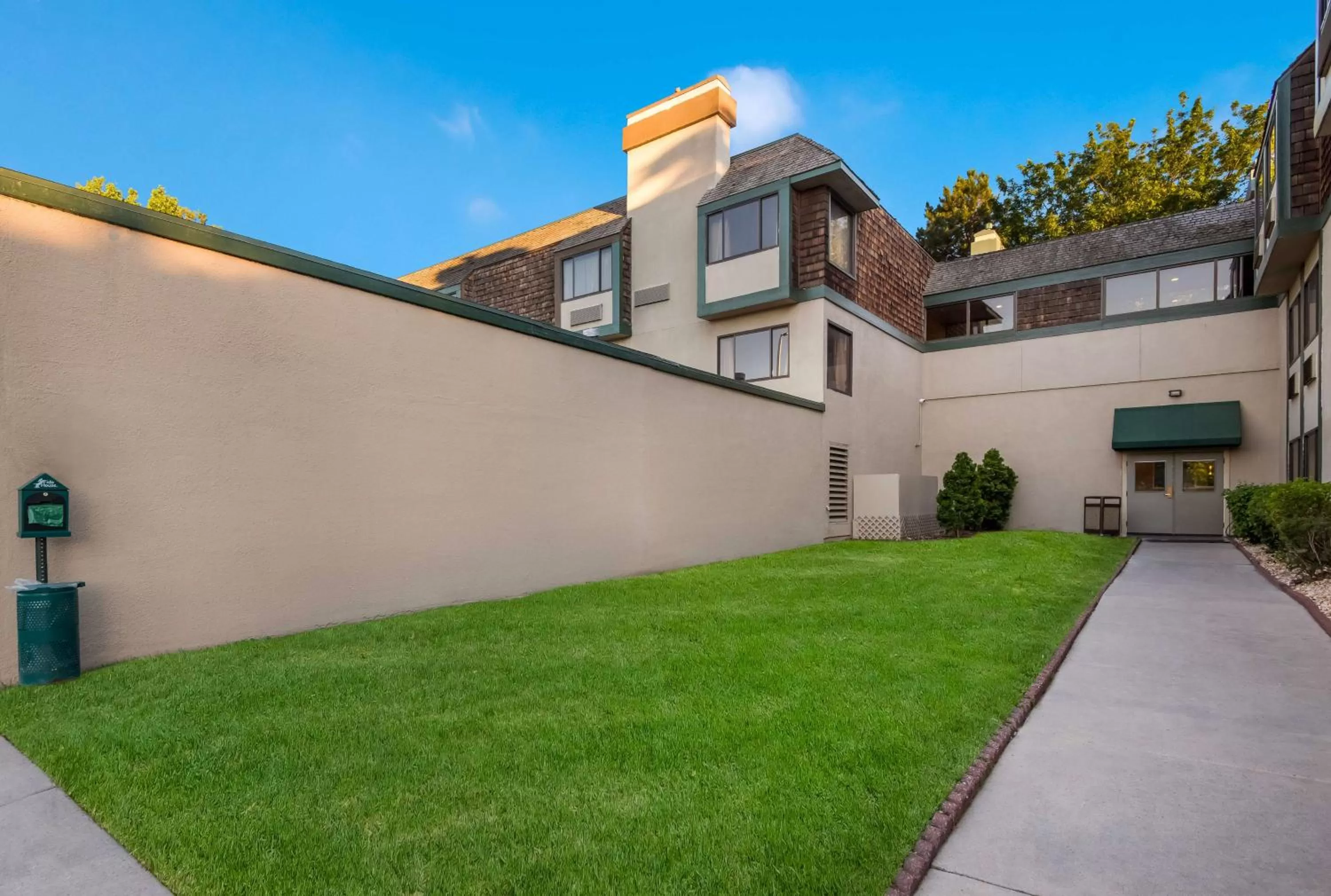 Facade/entrance in SureStay Plus Hotel by Best Western Reno Airport