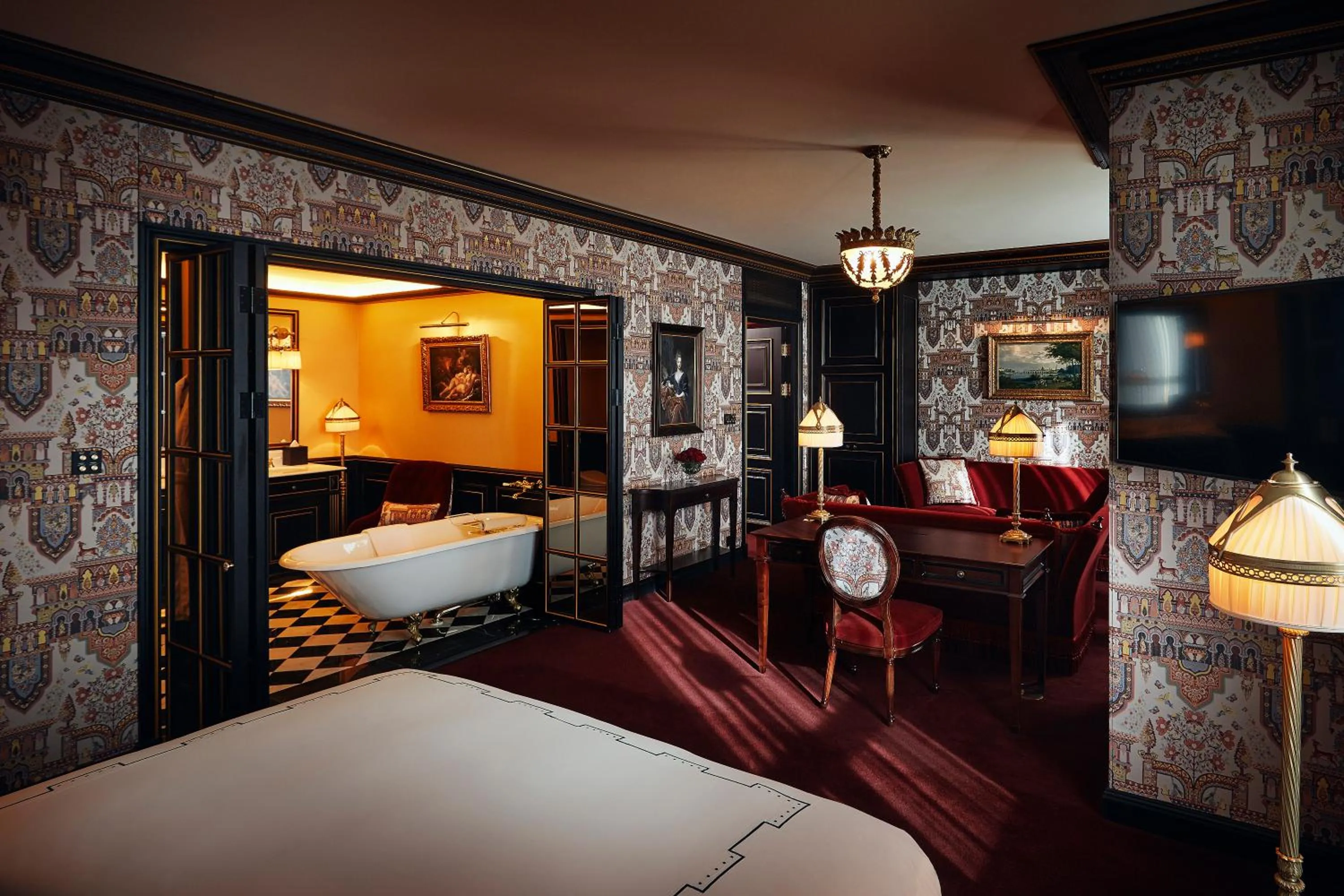 Communal lounge/ TV room, Bed in L'Escape Hotel