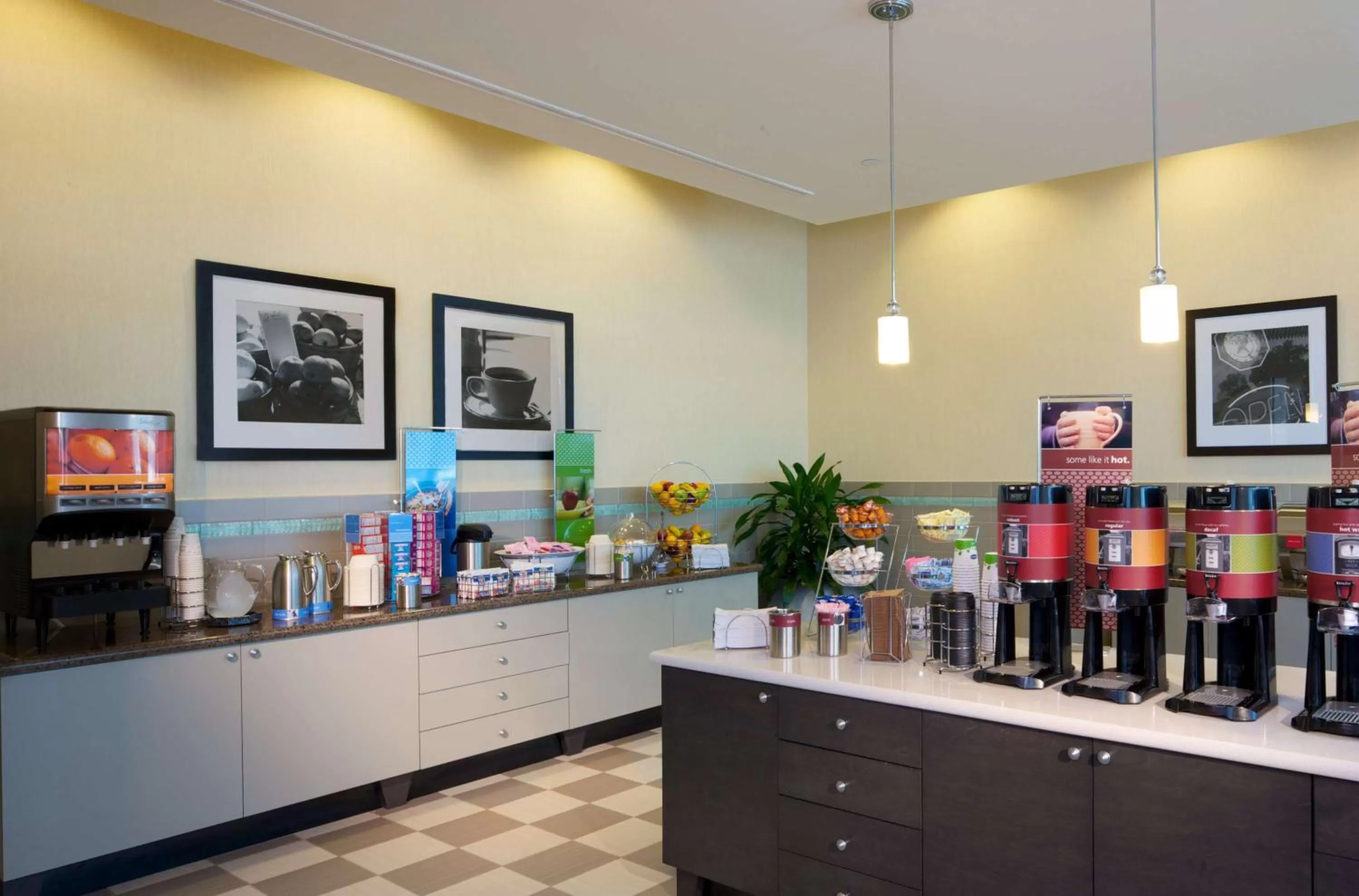 Dining area in Hampton Inn & Suites by Hilton Miami Downtown/Brickell