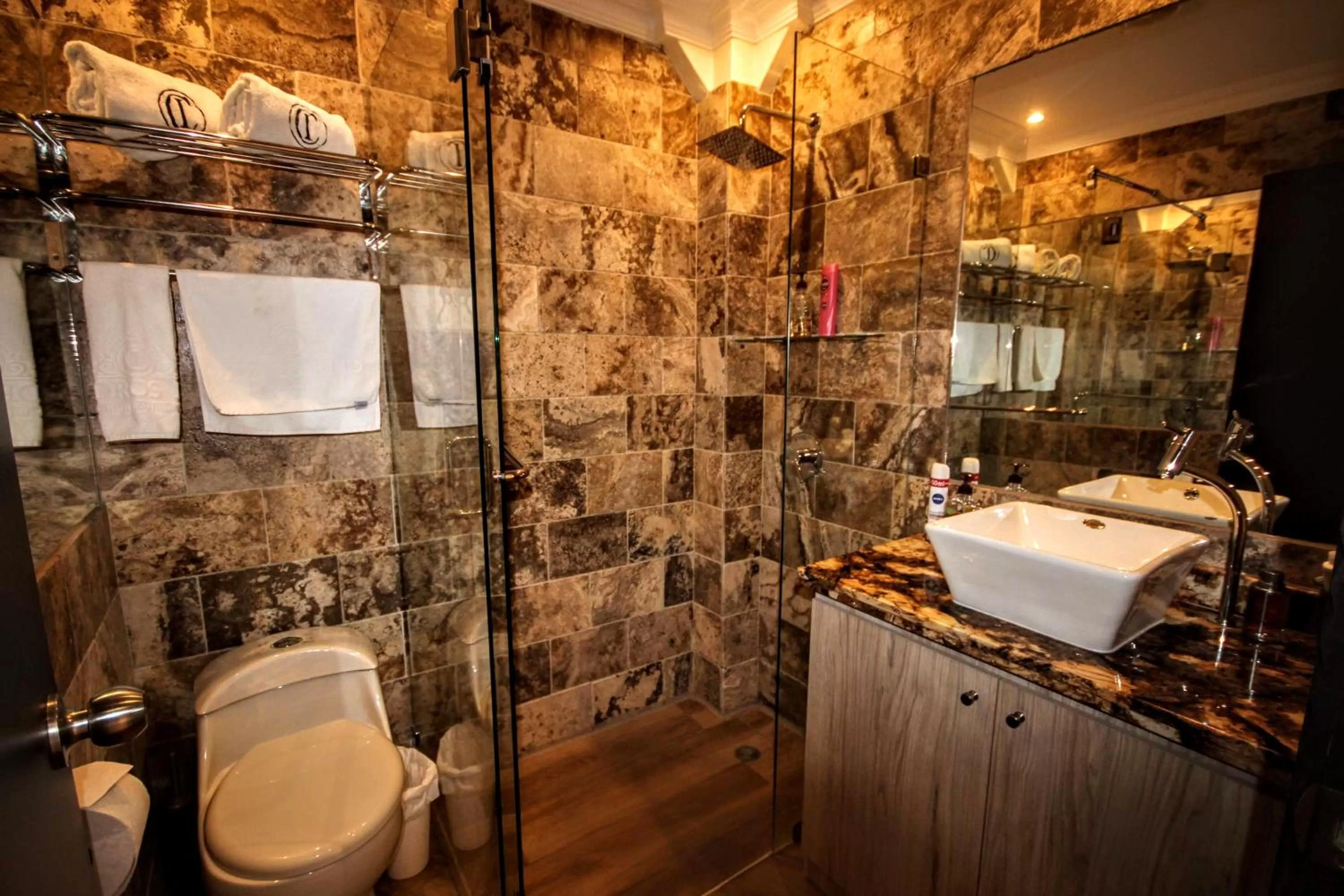 Bathroom in Cedros Inn Boutique Hotel