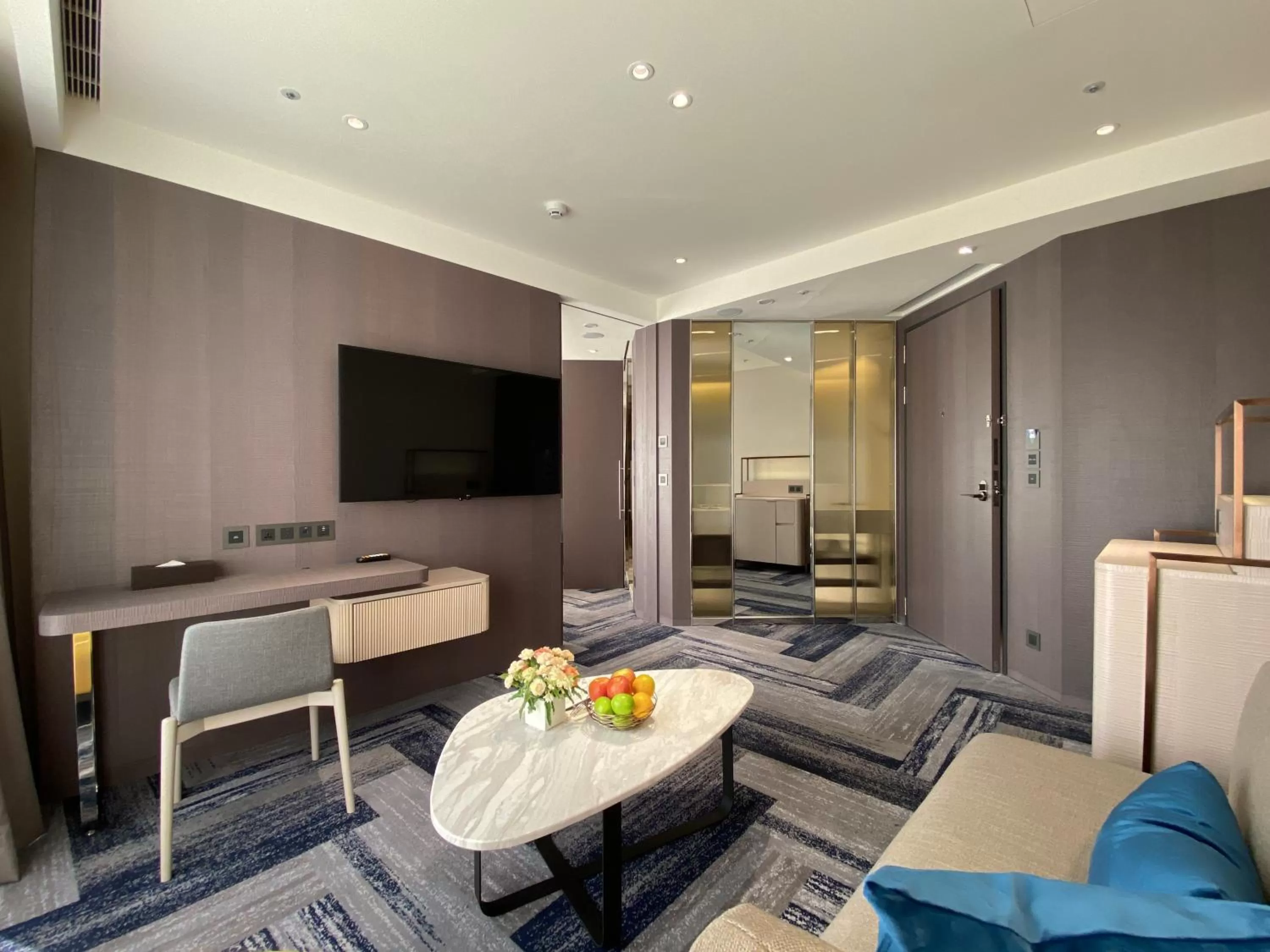 Living room in Monarch Plaza Hotel