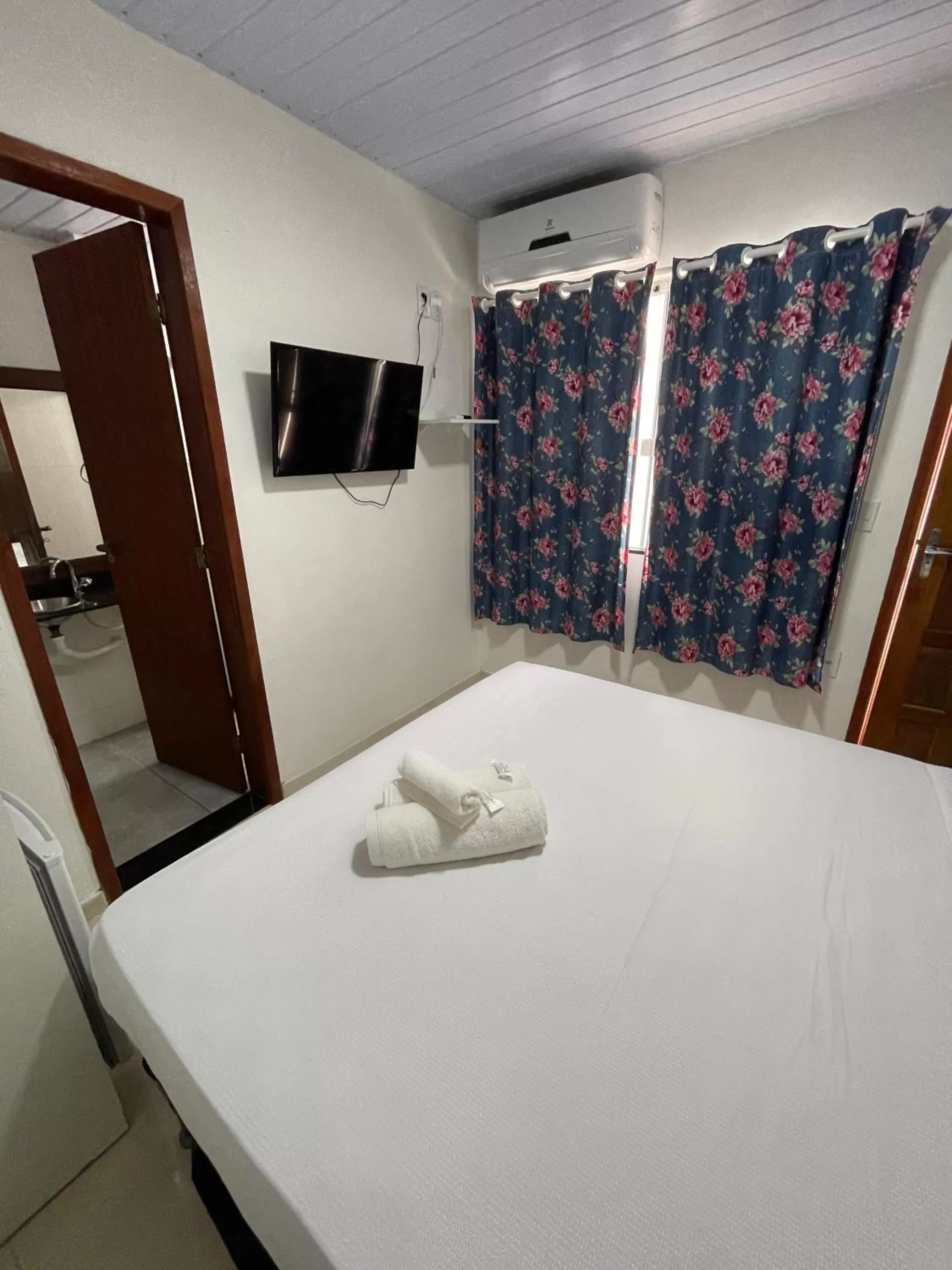 Bed in Flamingo Beach Pousada