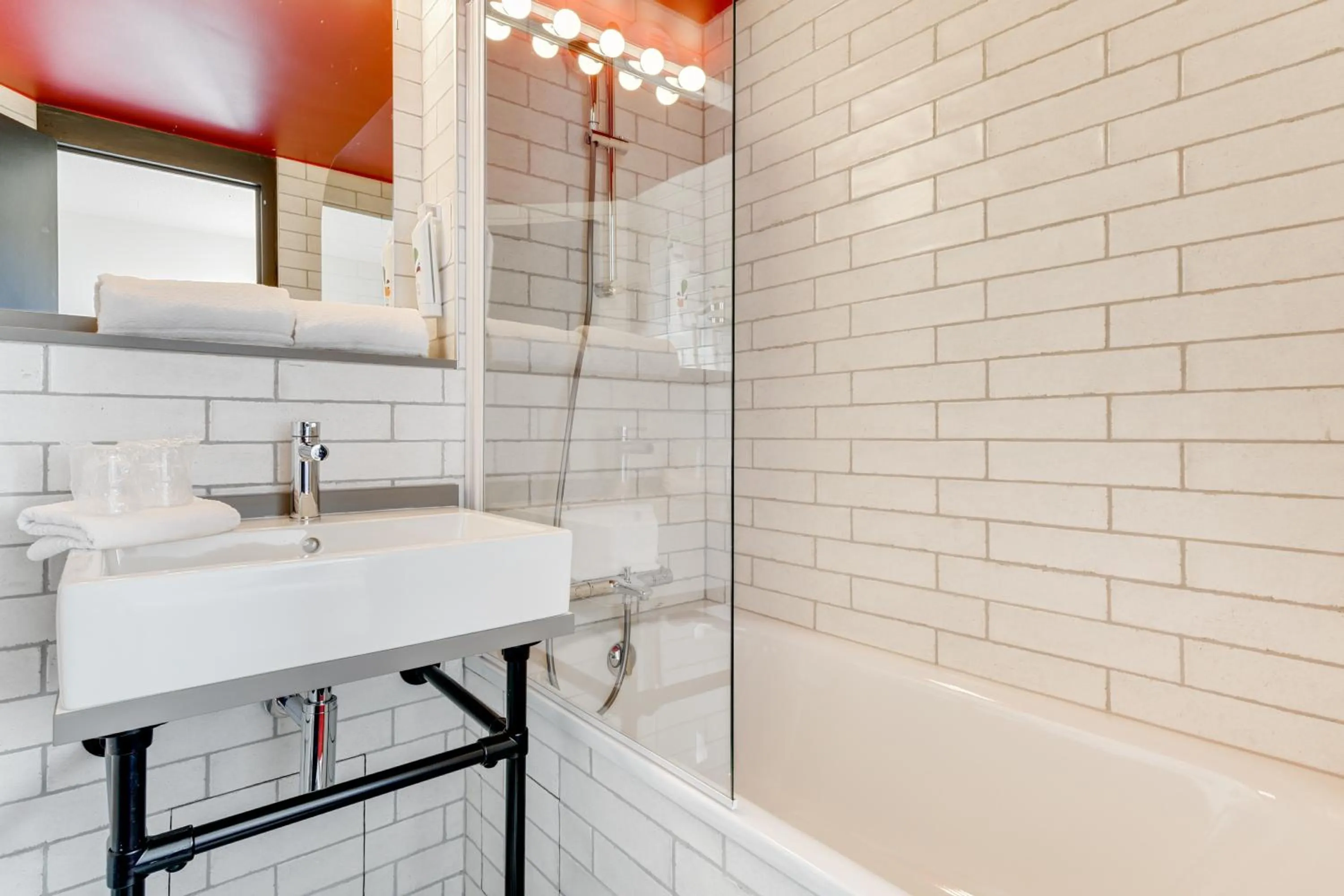 Bathroom in Ibis Styles Paris Saint Denis La Plaine