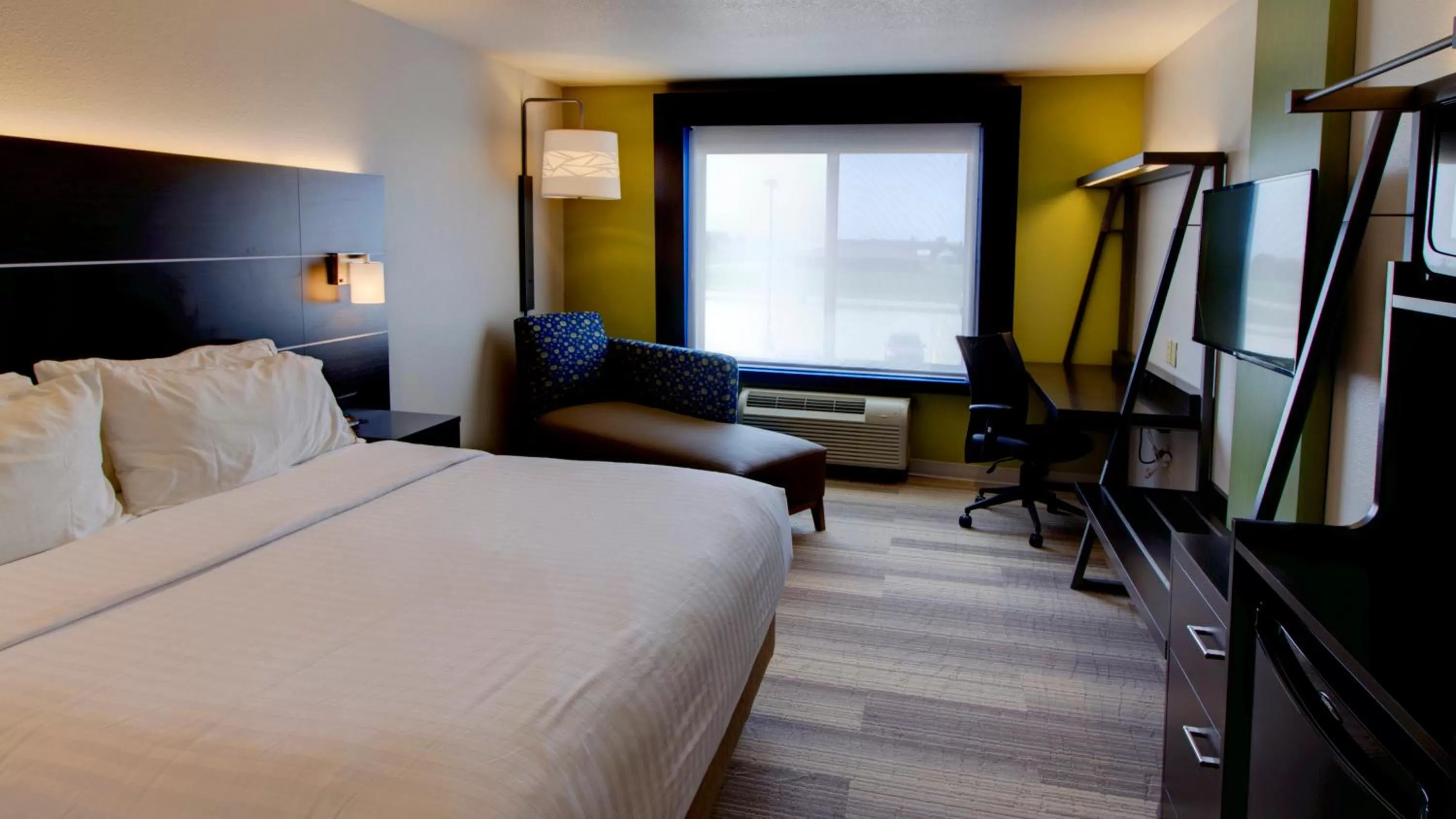 Photo of the whole room, Bed in Holiday Inn Express & Suites Sioux Center by IHG