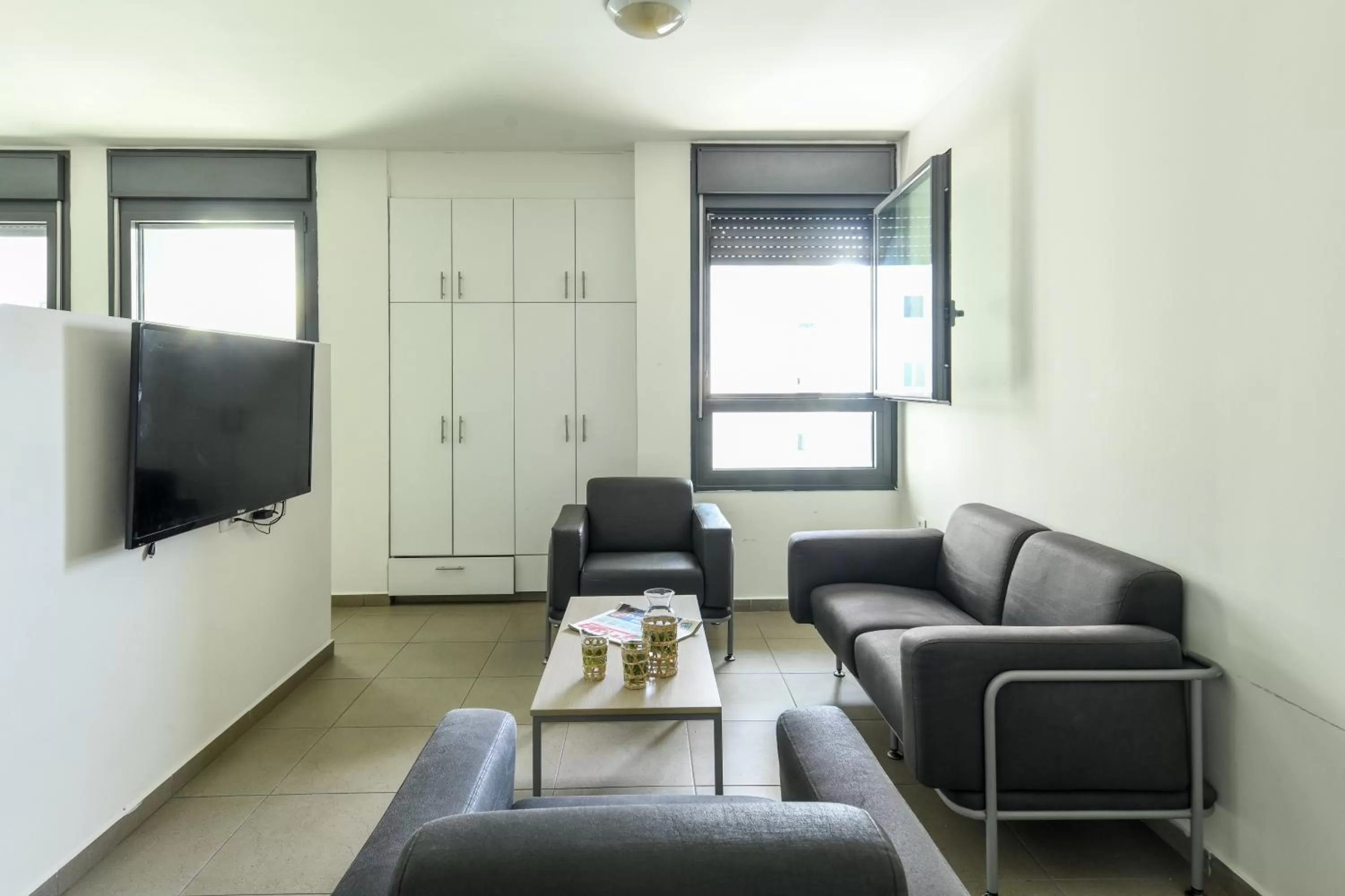 TV and multimedia in דירות גני תערוכה - TLV university apartments near Expo by Sea N' Rent