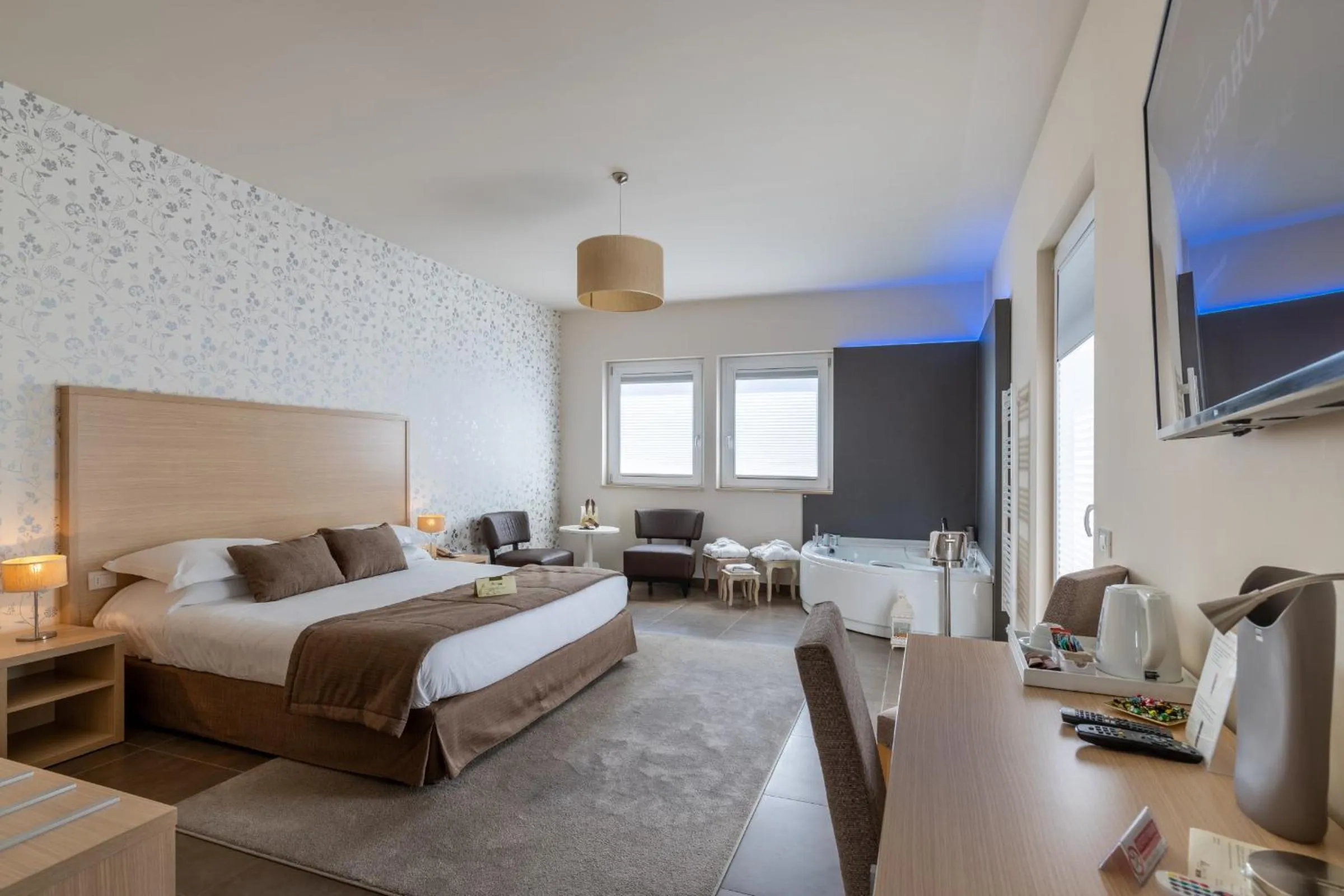 Hot Tub, Bed in Hotel Torre Del Sud