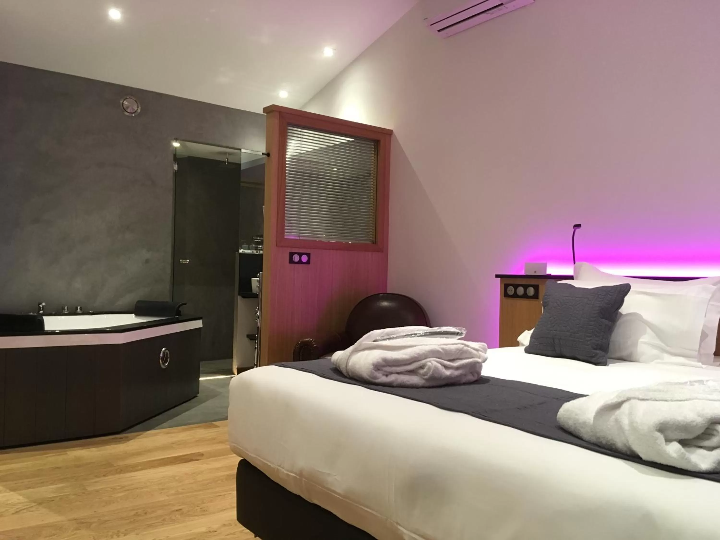 Bathroom, Bed in Hôtel Ile de Ré