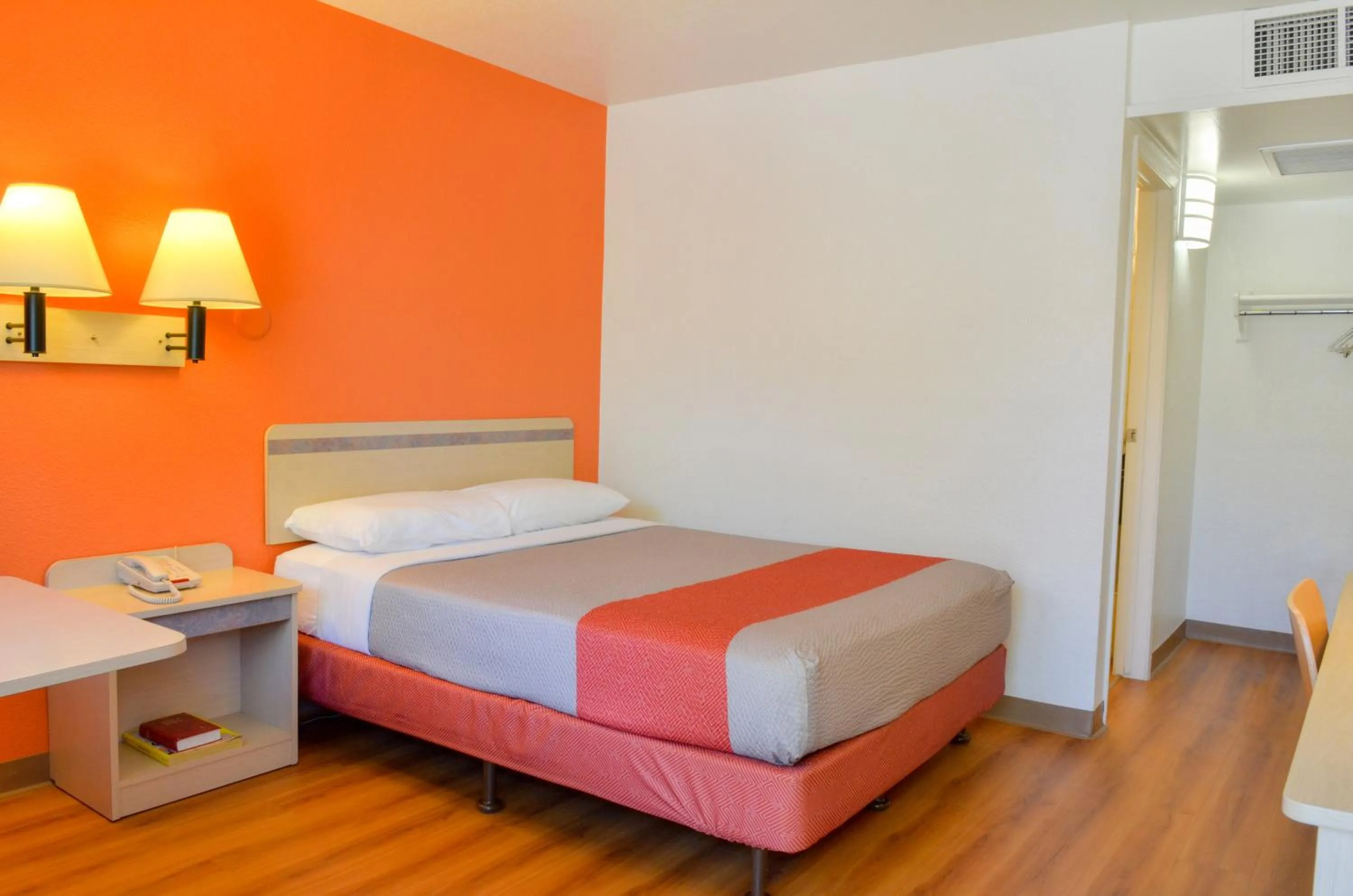 Bedroom, Bed in Motel 6-Santa Nella, CA - Los Banos - Interstate 5