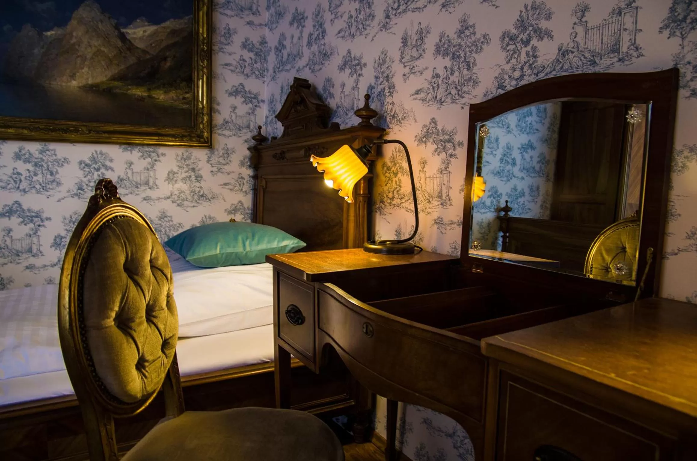 Decorative detail, Bed in Hotel Victoria