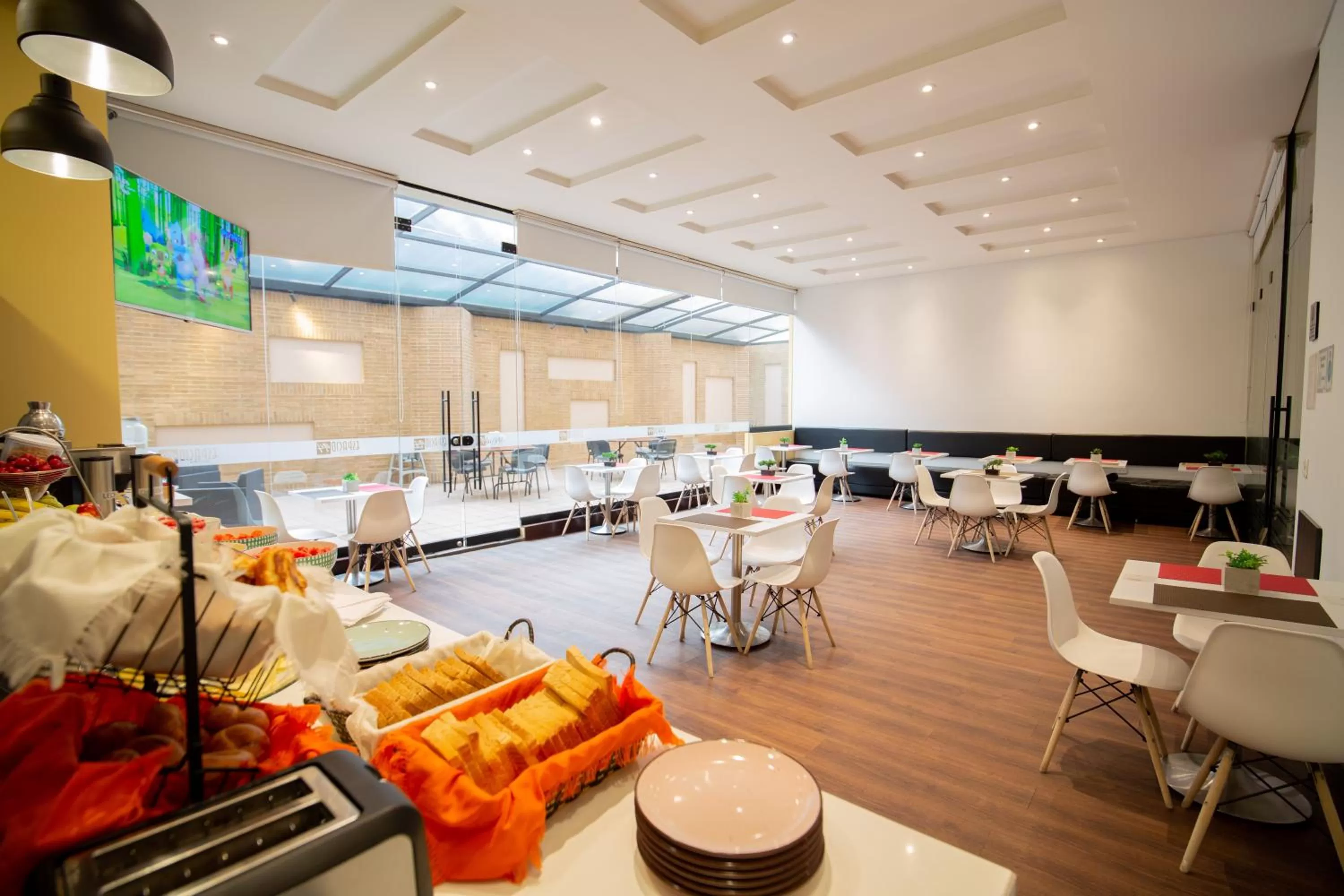 Restaurant/places to eat in Hotel Espacio 94