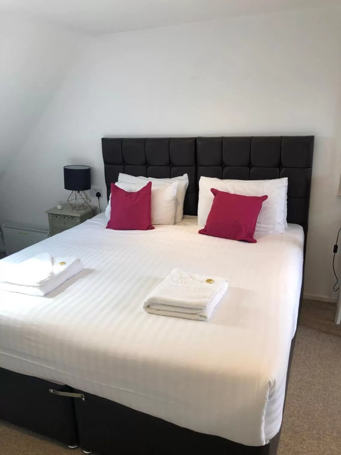 Bedroom, Bed in Kings Hotel