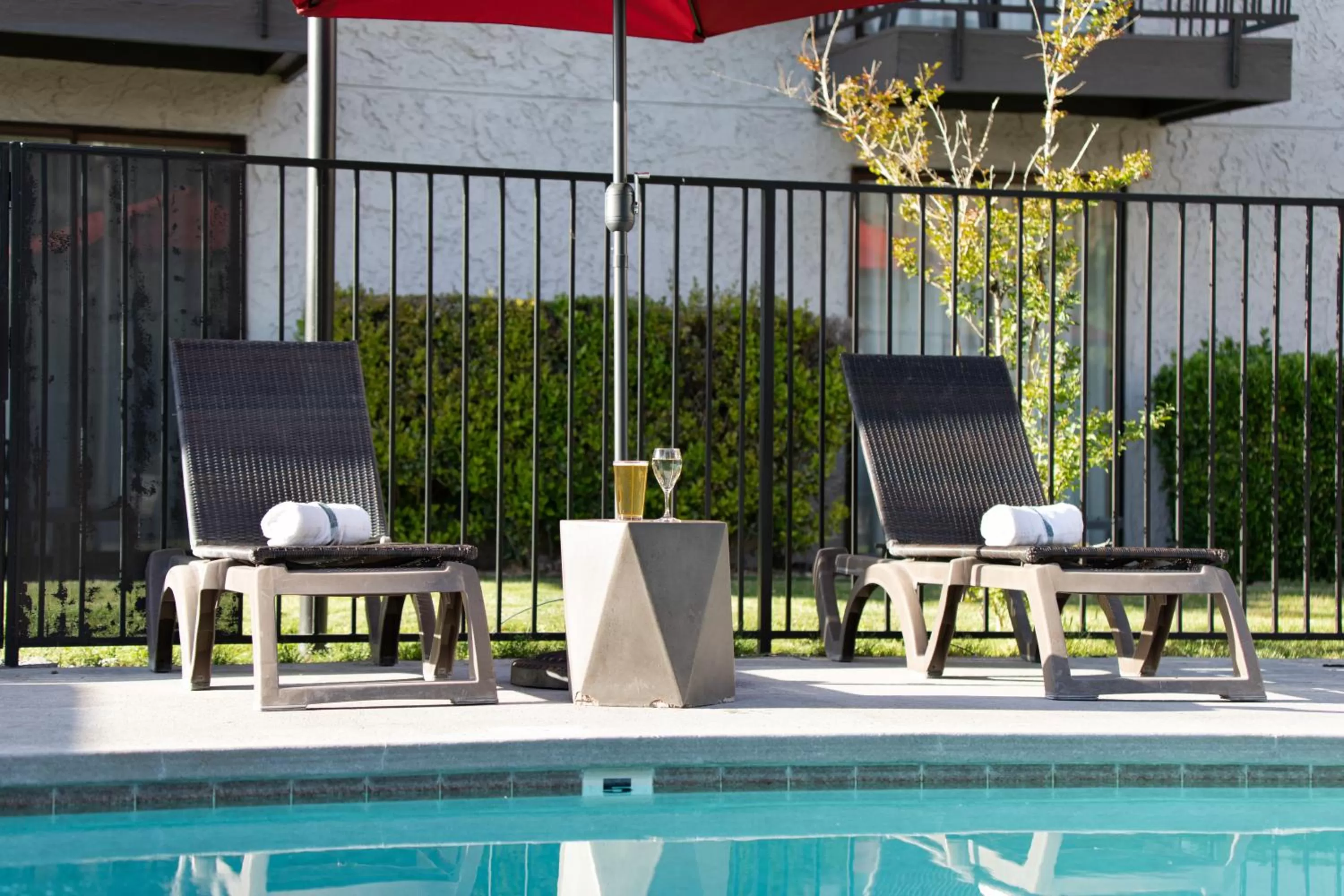 Swimming pool in Oxnard Inn Lancaster