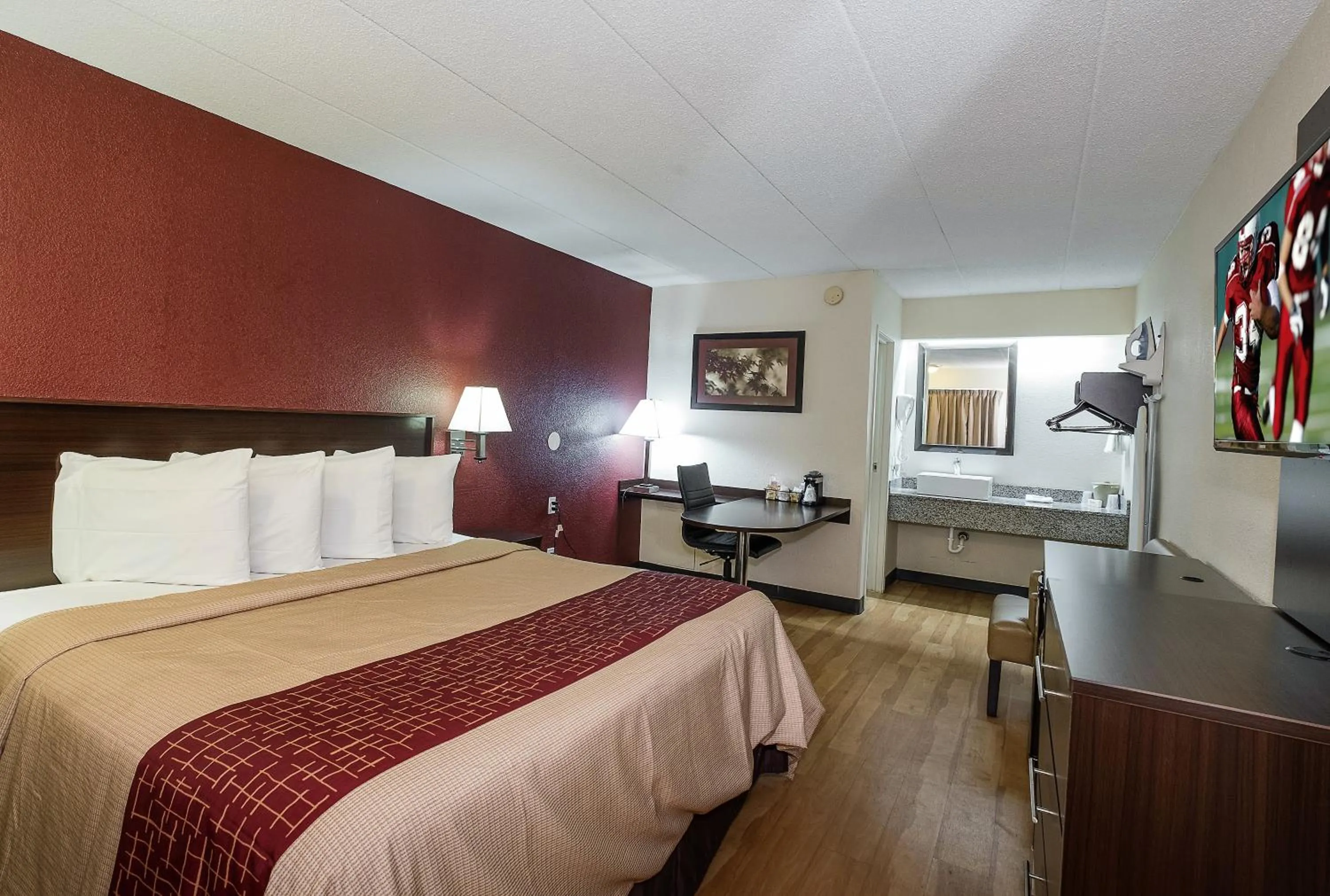 Photo of the whole room, Bed in Red Roof Inn Columbus East- Reynoldsburg