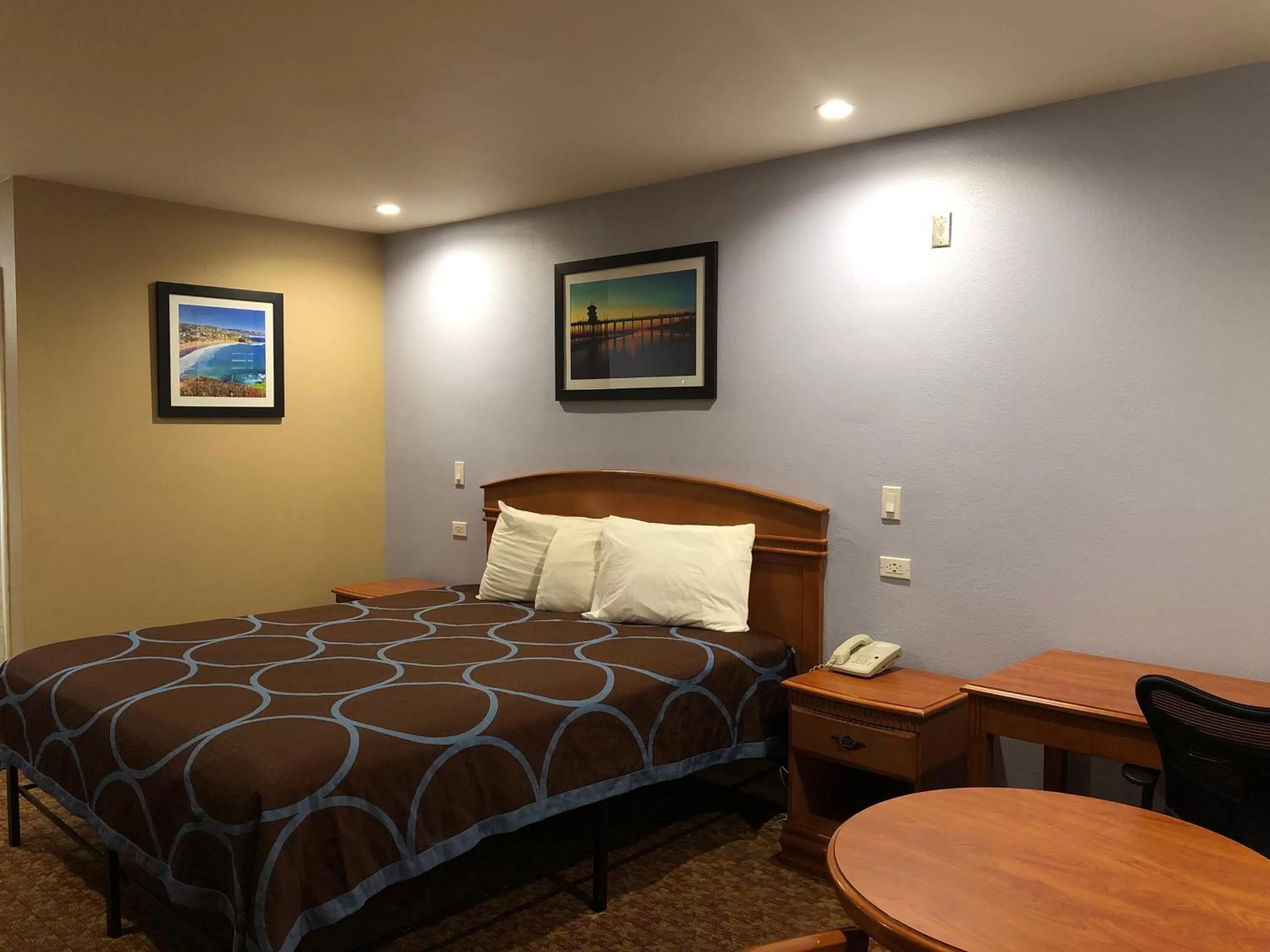 Bed in Orange Tustin Inn in Orange