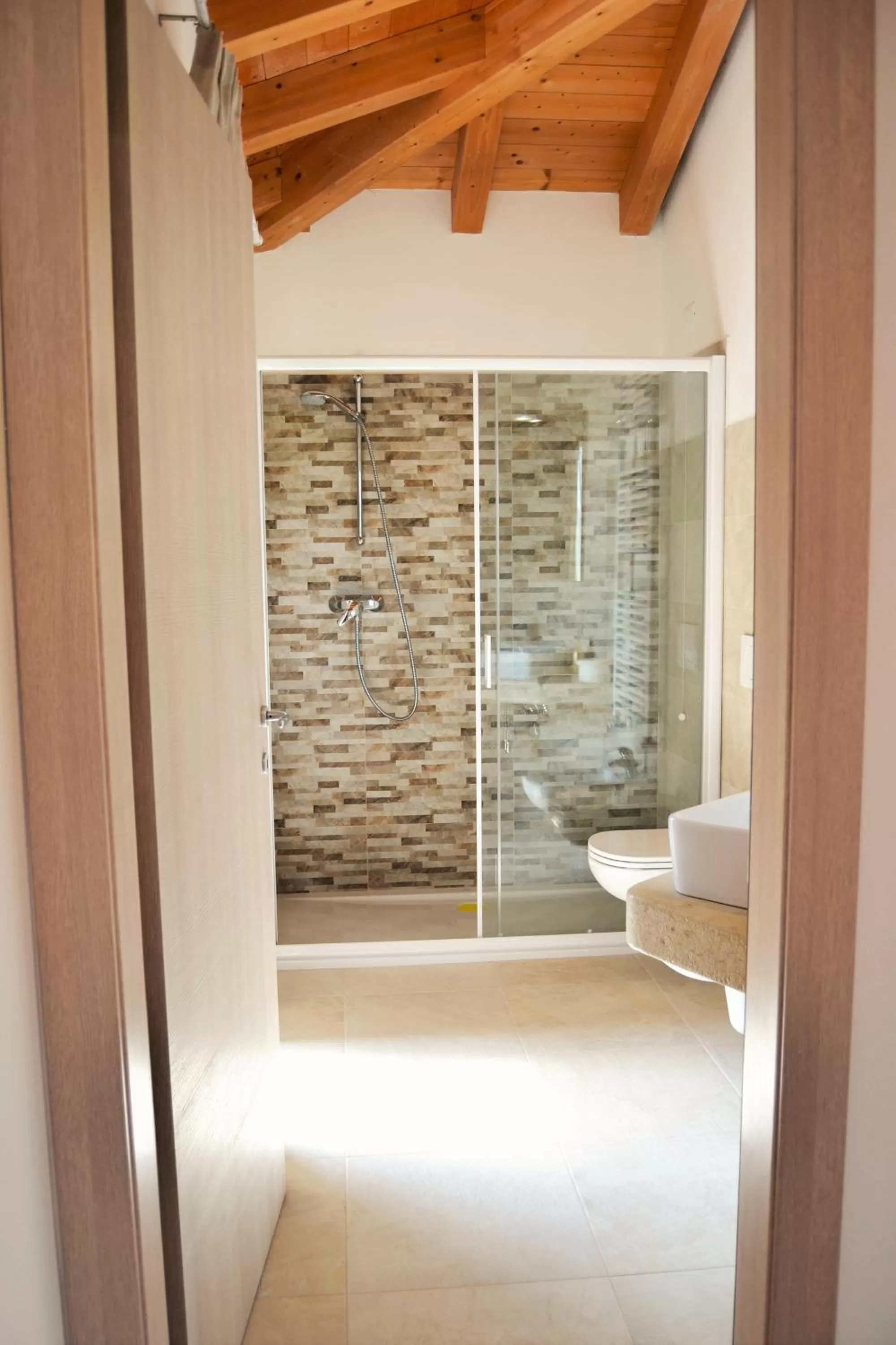 Shower in Rama Relais