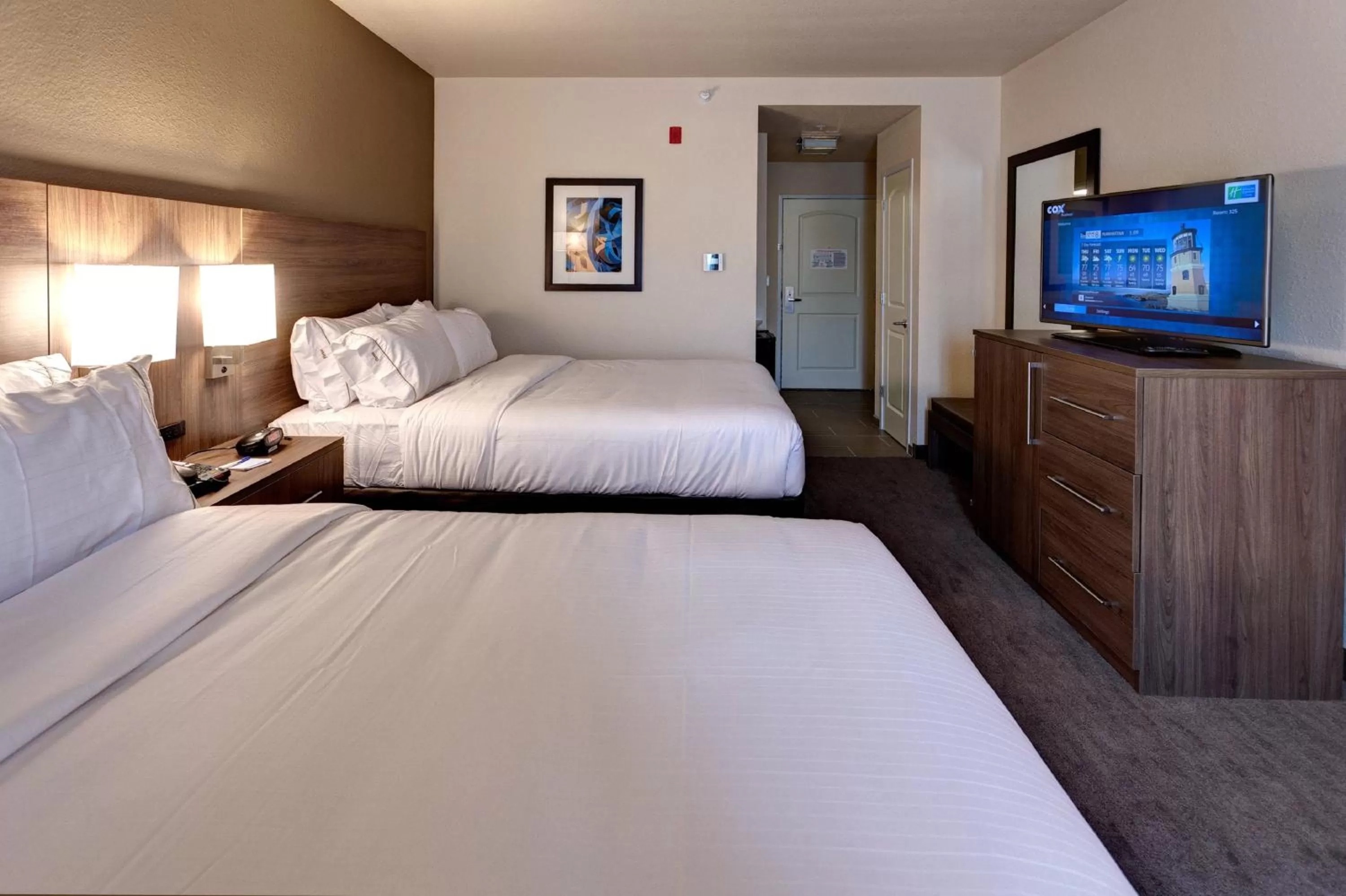 Photo of the whole room, Bed in Holiday Inn Express & Suites Manhattan by IHG