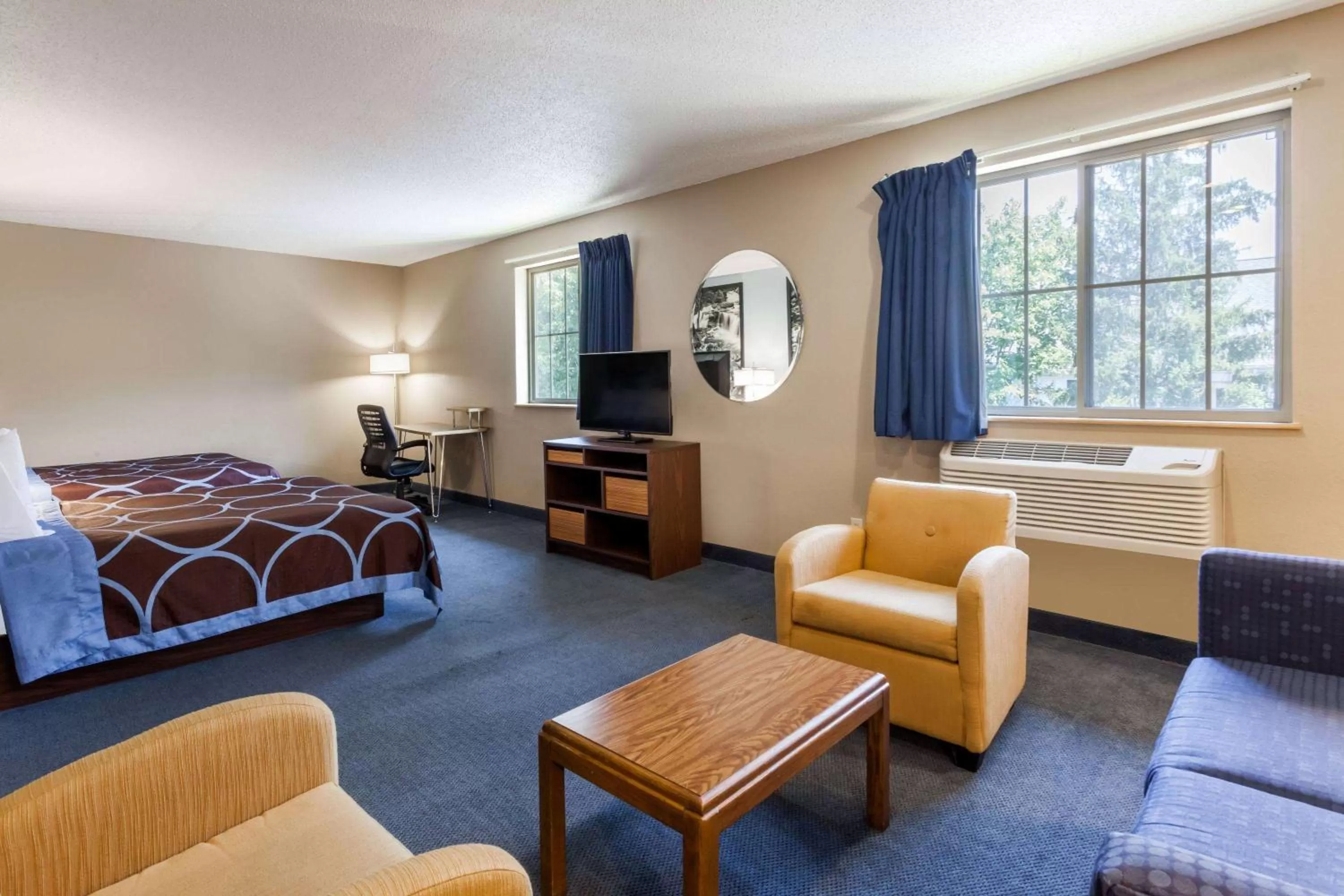 Photo of the whole room, Bed in Super 8 by Wyndham East Stroudsburg - Poconos