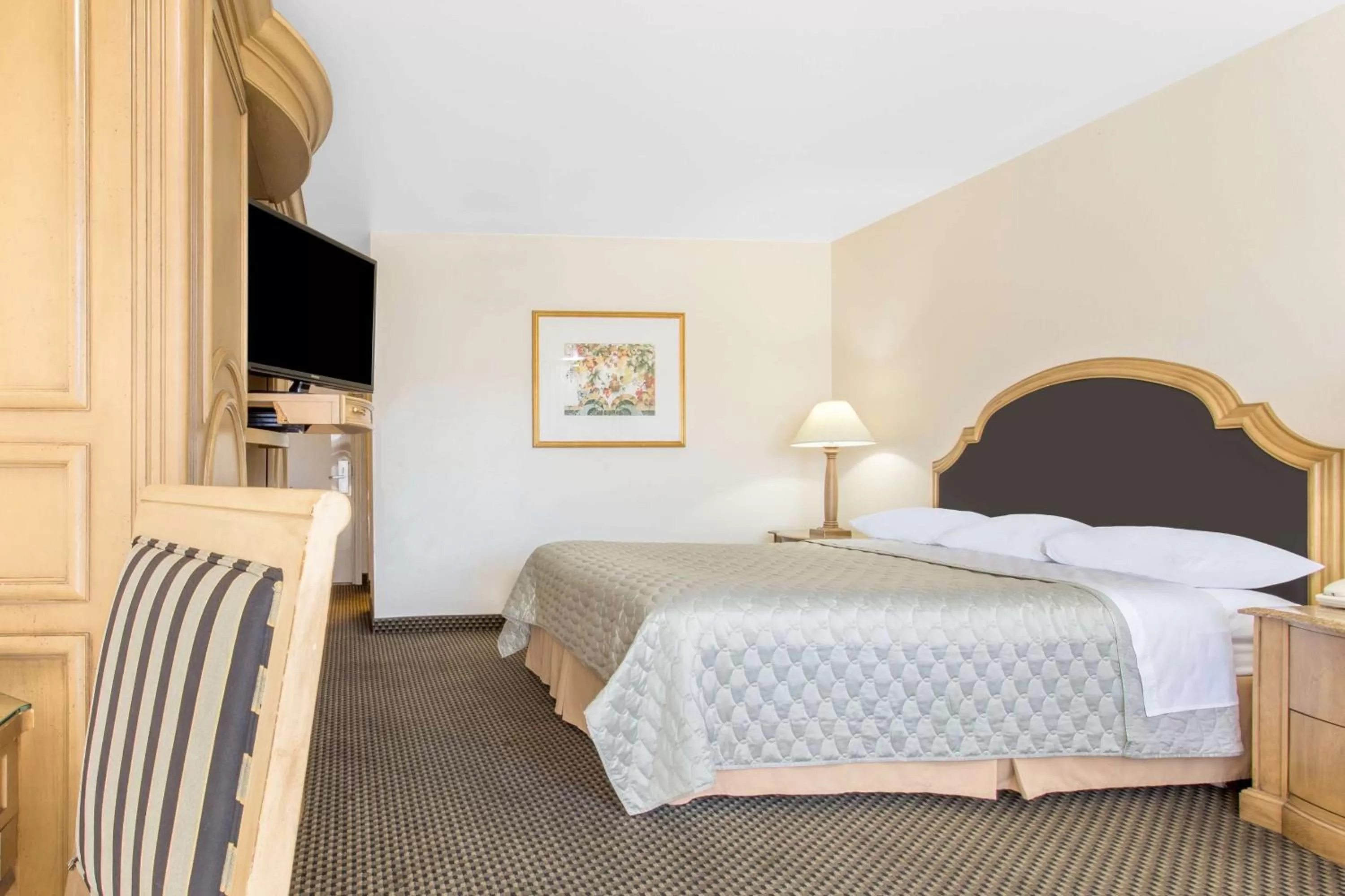 Deluxe King Rom with Courtyard View - Non-Smoking in Days Inn by Wyndham Modesto