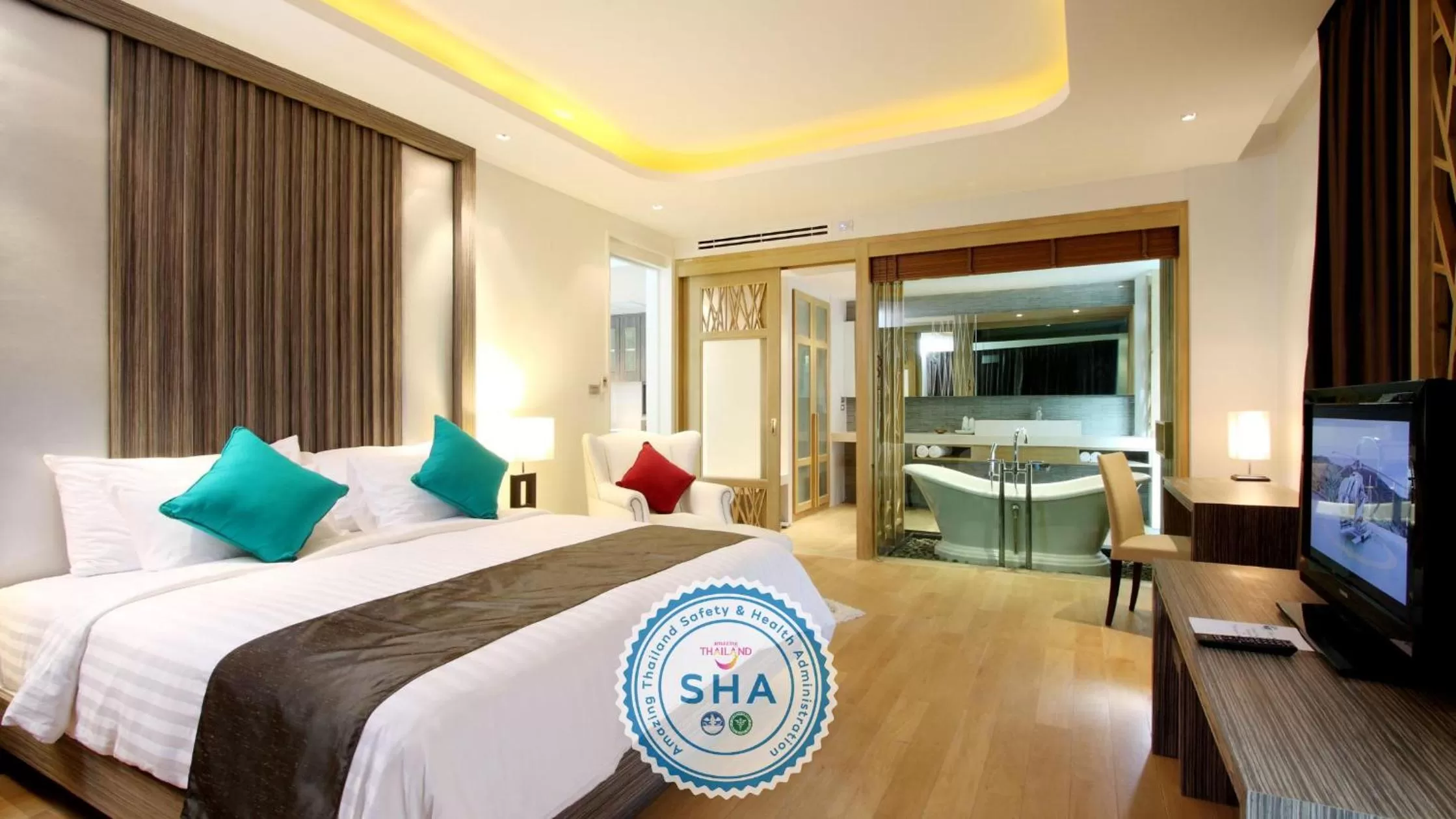 Bedroom, Bed in Wyndham Sea Pearl Resort, Phuket