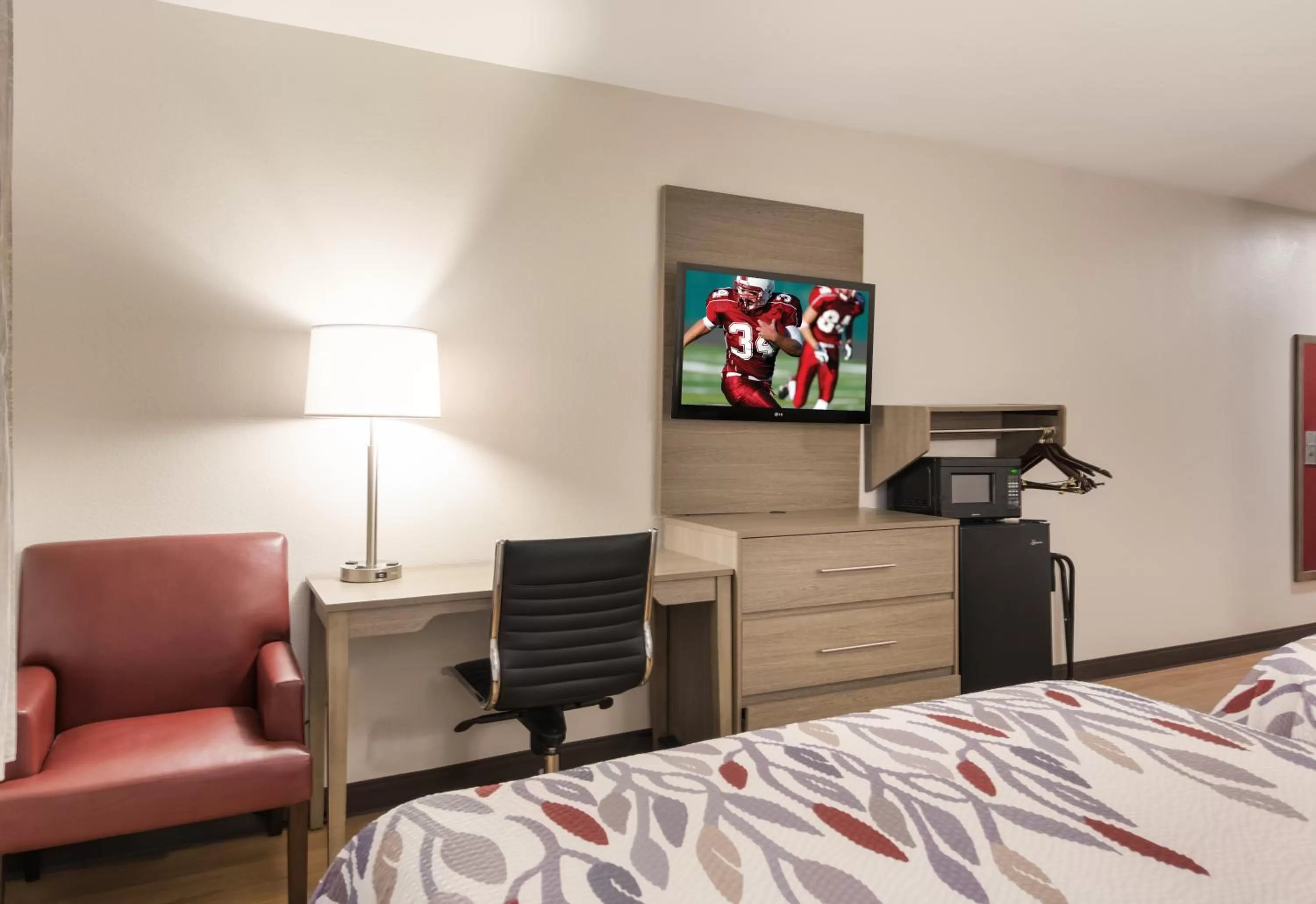 Photo of the whole room, Bed in Red Roof Inn Chester