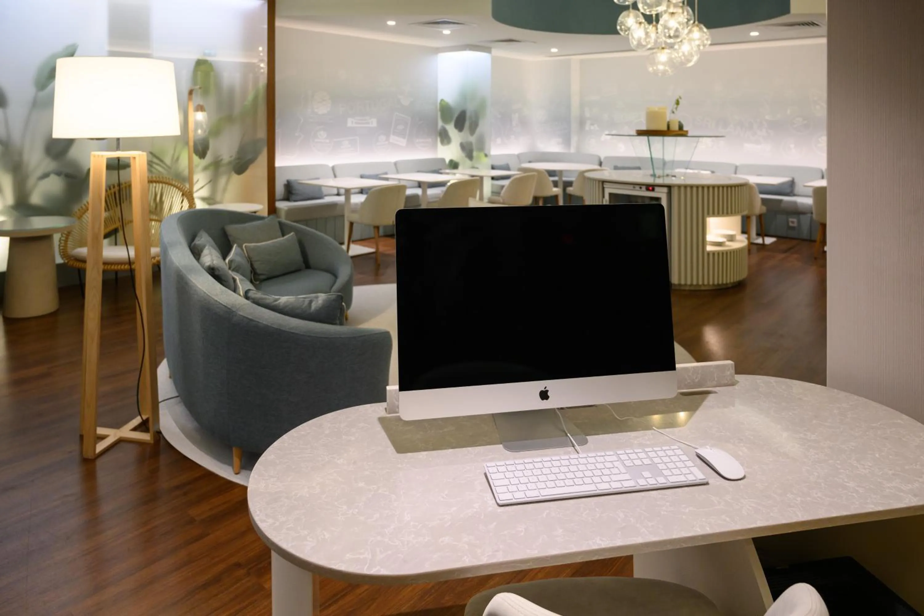 Living room in Melia Lisboa Oriente Hotel