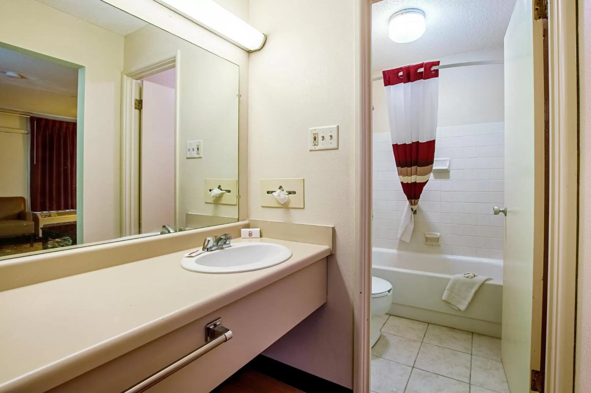 Photo of the whole room in Red Roof Inn Battle Creek