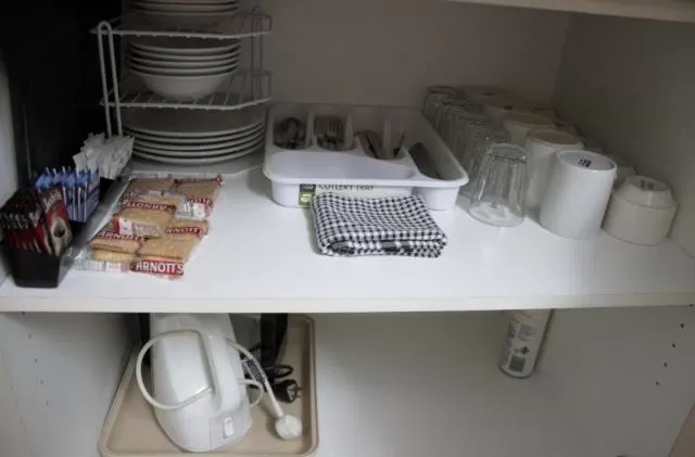 Coffee/tea facilities, Kitchen/Kitchenette in The Plains Motor Inn