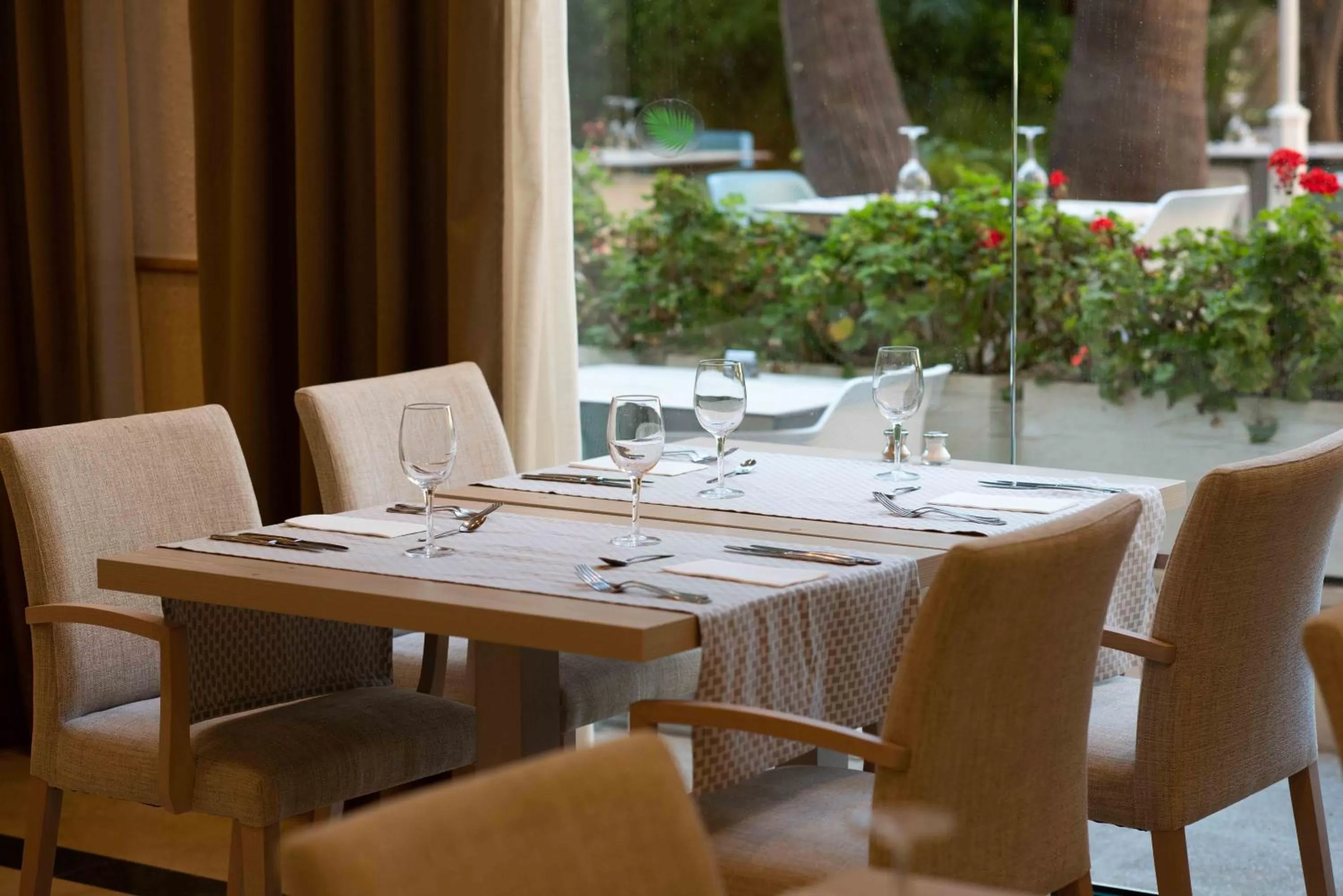 Restaurant/places to eat in Valentin Somni Hotel & Suites