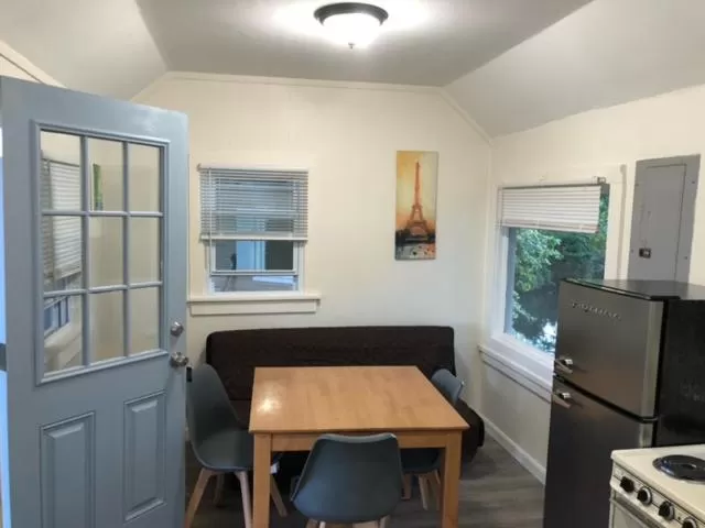 Dining Area in Herring Run Motel and Tiny Cabins