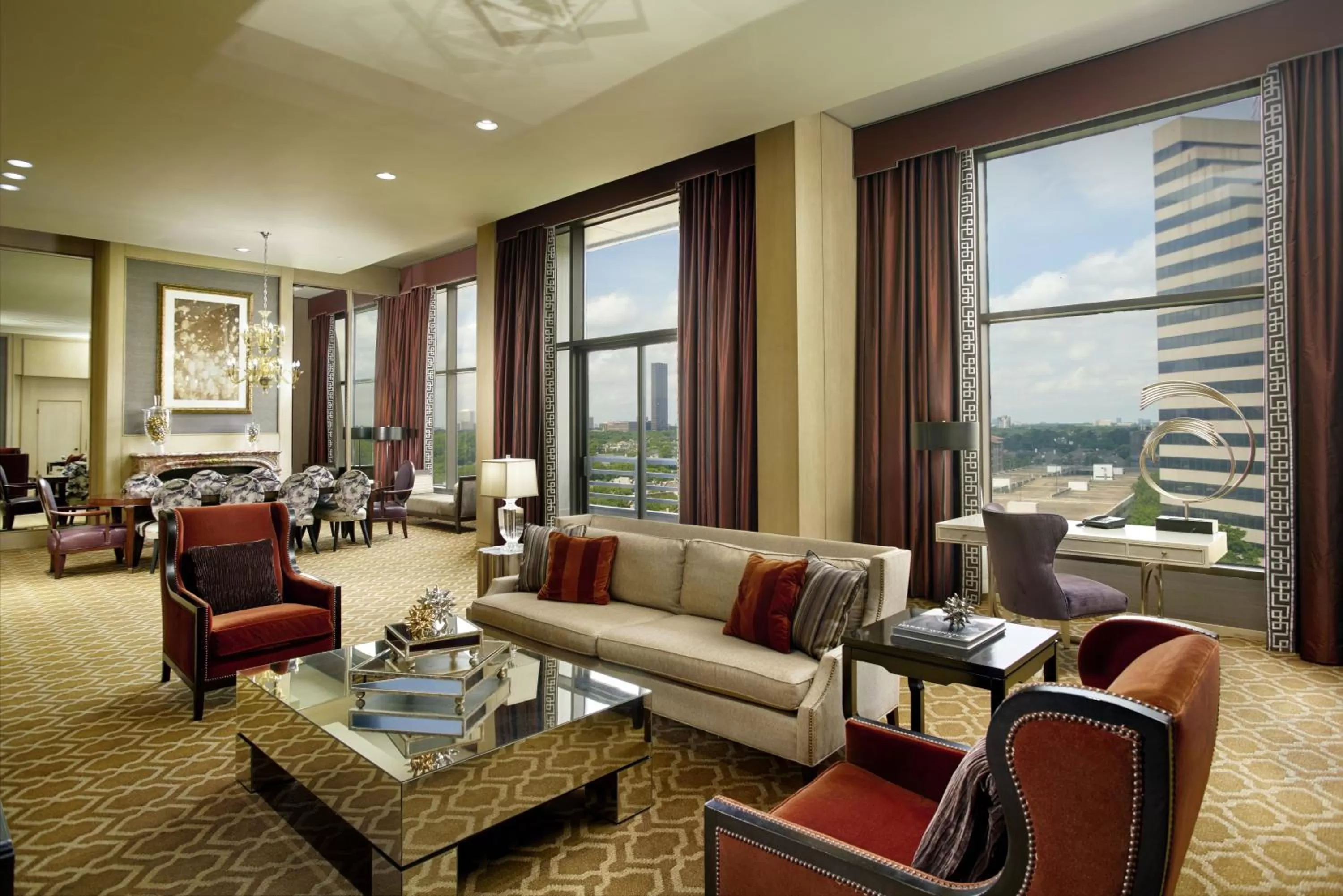Living room in Omni Houston Hotel