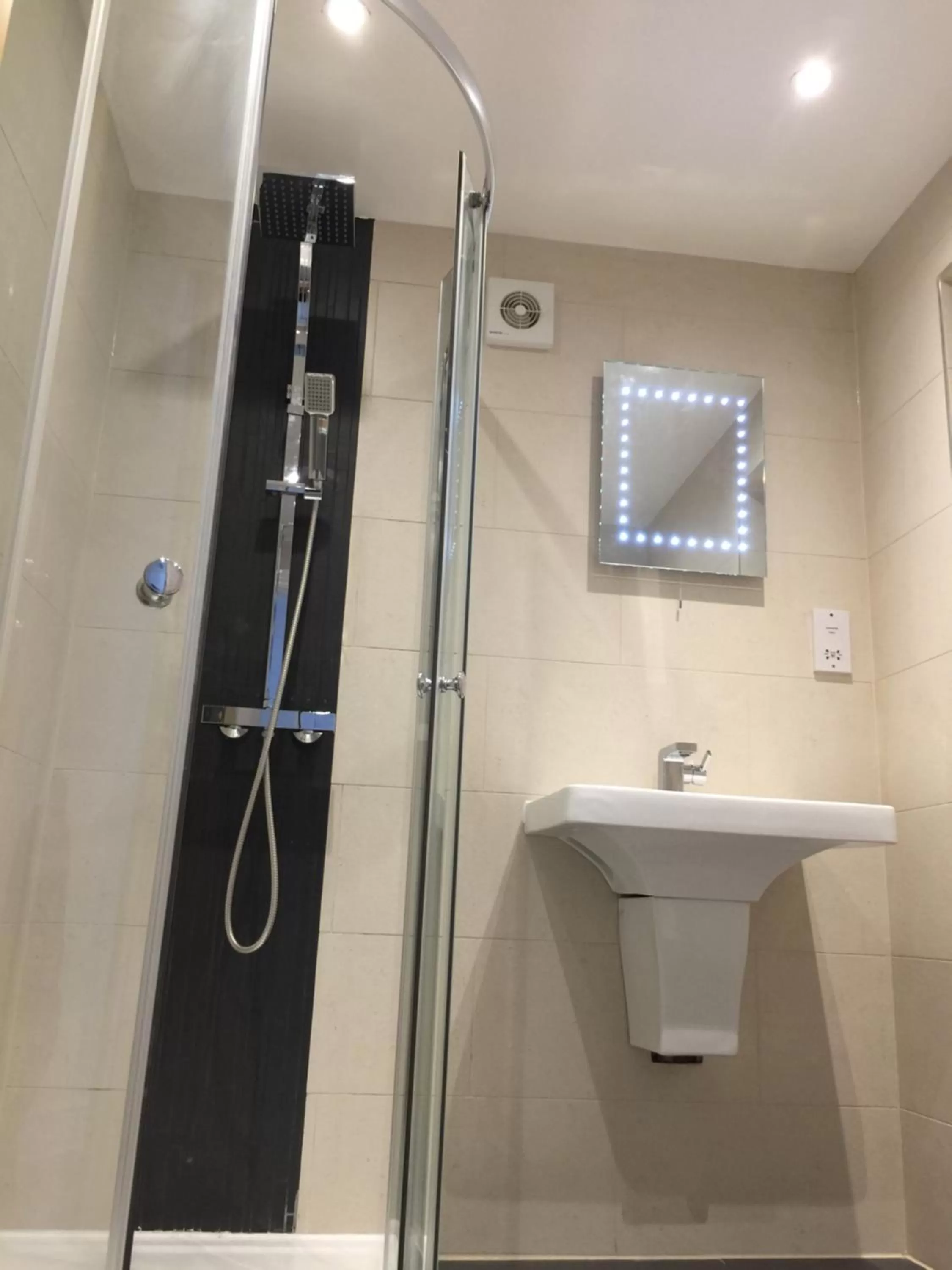 Shower in Flexistay Leicester Gable Aparthotel