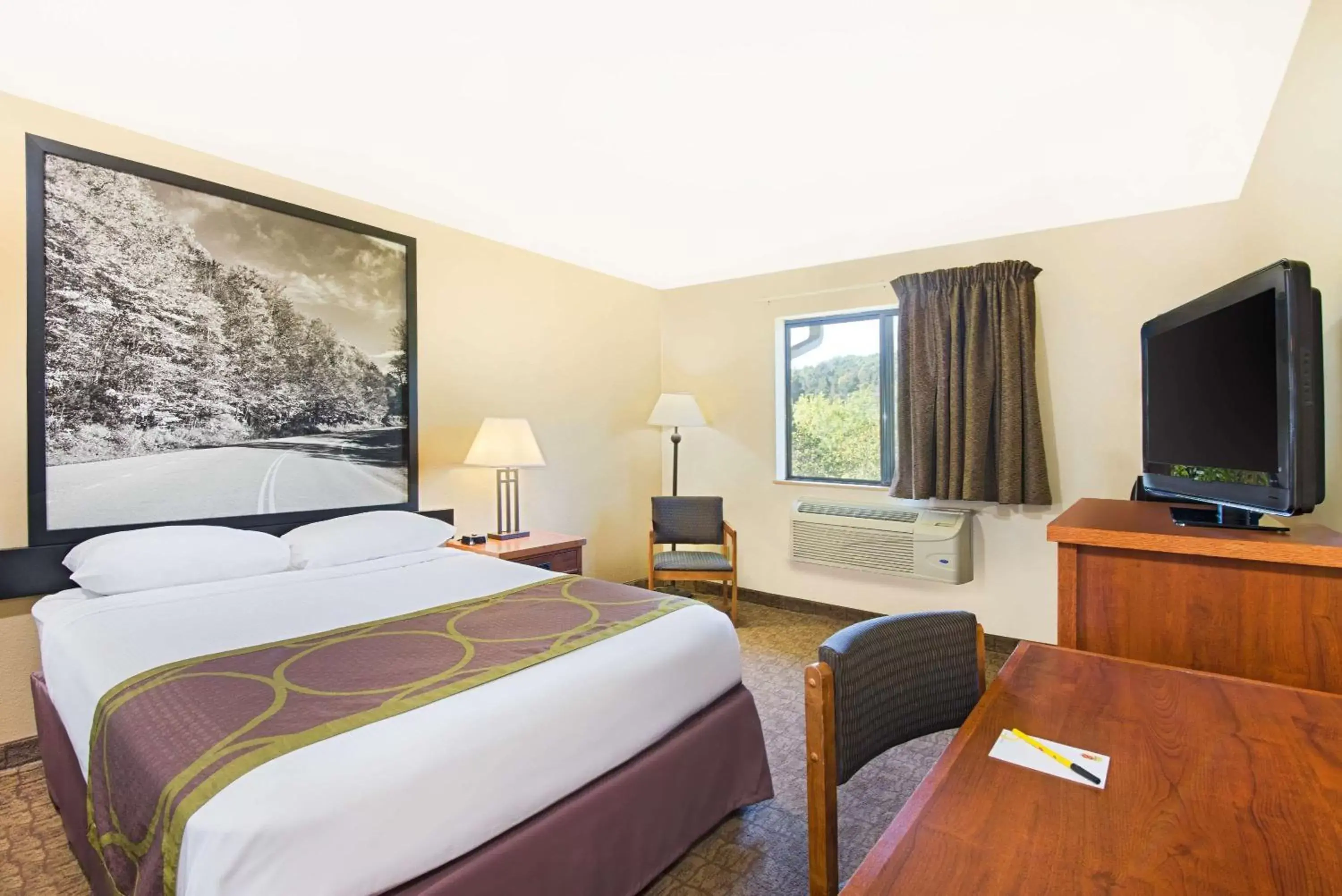 Queen Room - Non-Smoking in Super 8 by Wyndham Ripley Queen Room - Non-Smoking in Super 8 by Wyndham Ripley