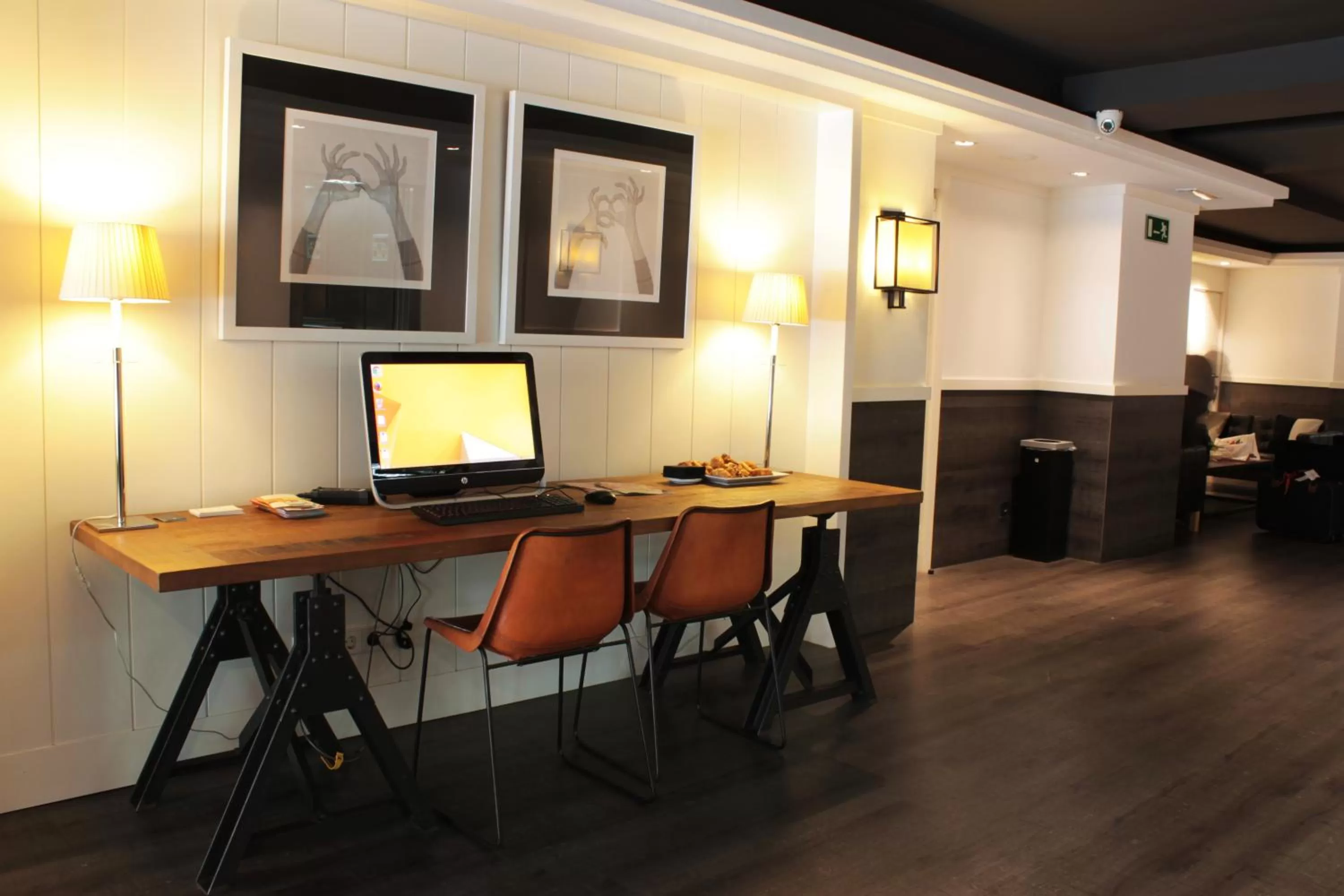 Business facilities in Paral·lel