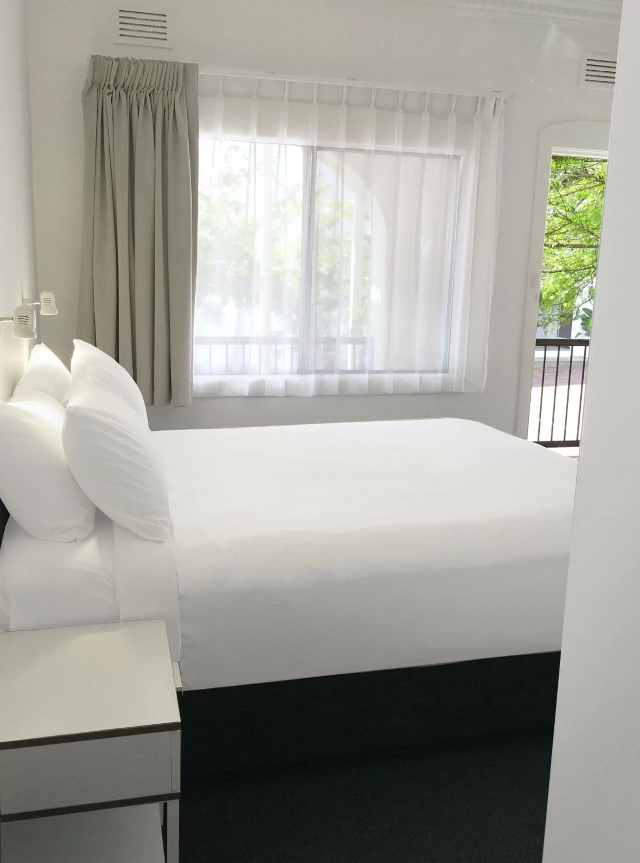 Standard Queen Room in The Sails Motel Brunswick Heads