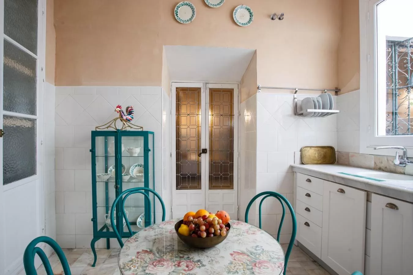 Kitchen or kitchenette in Suites Machado