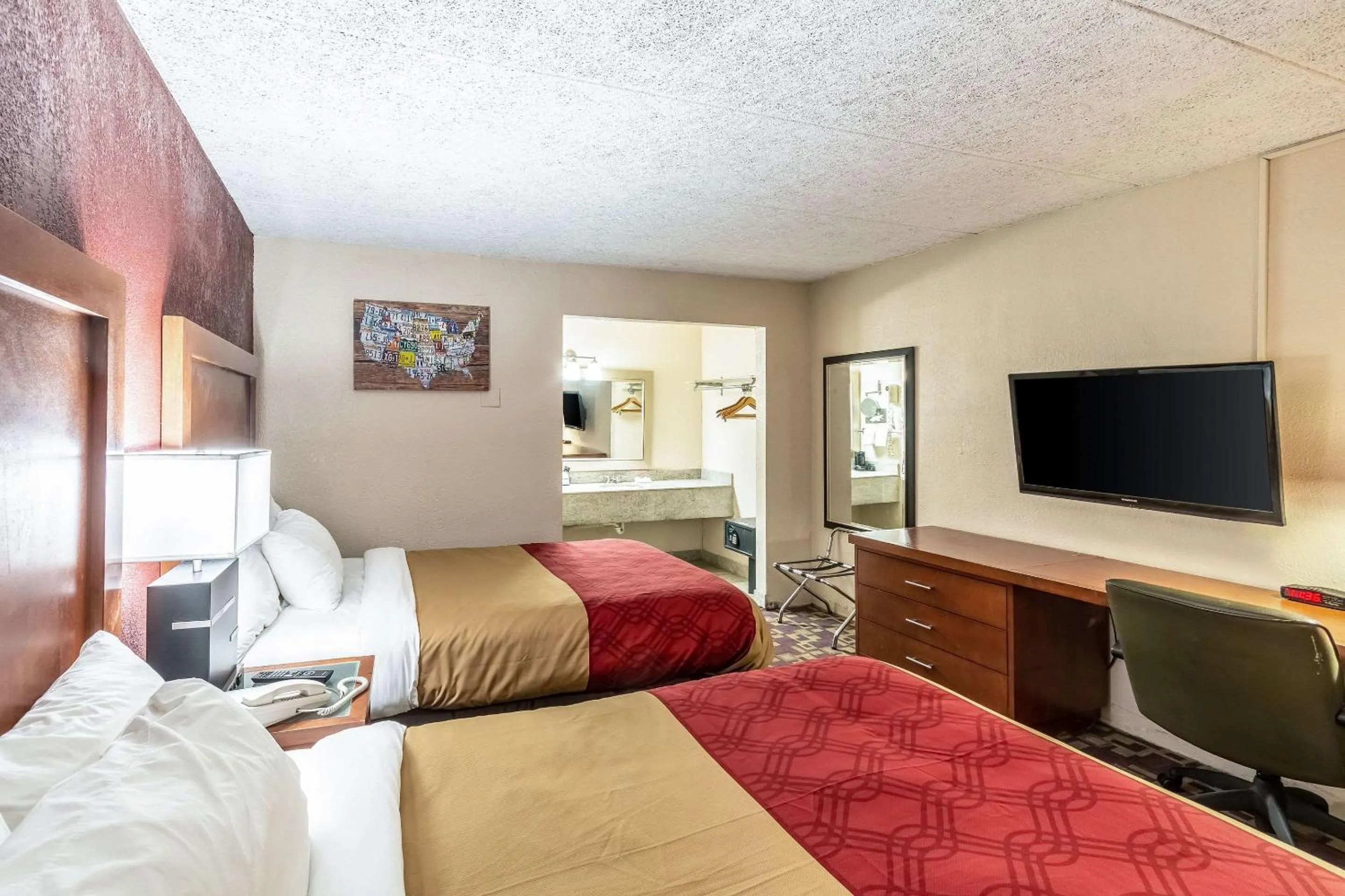 Photo of the whole room, Bed in Econo Lodge Zanesville Downtown