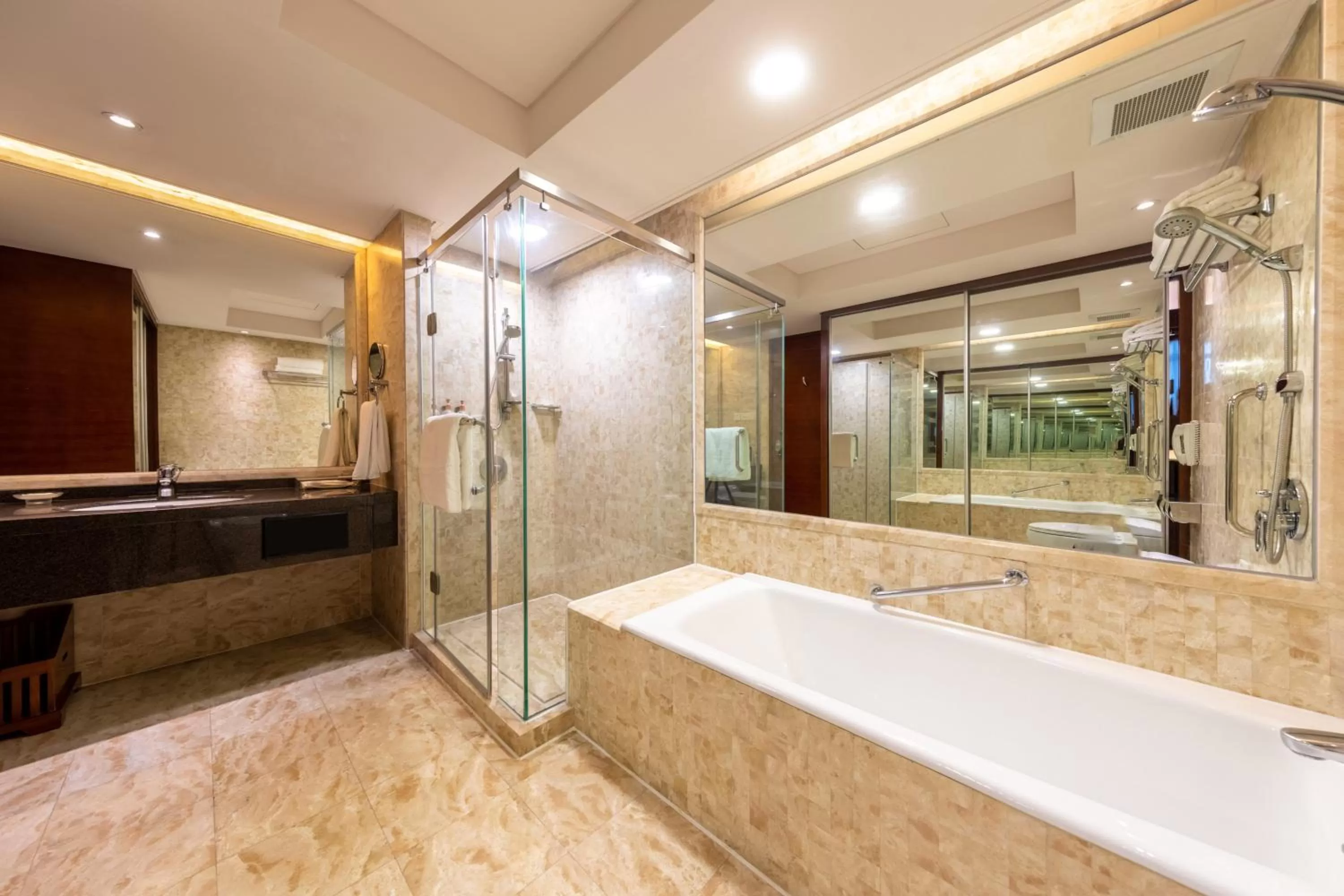 Bathroom in Crowne Plaza Foshan by IHG
