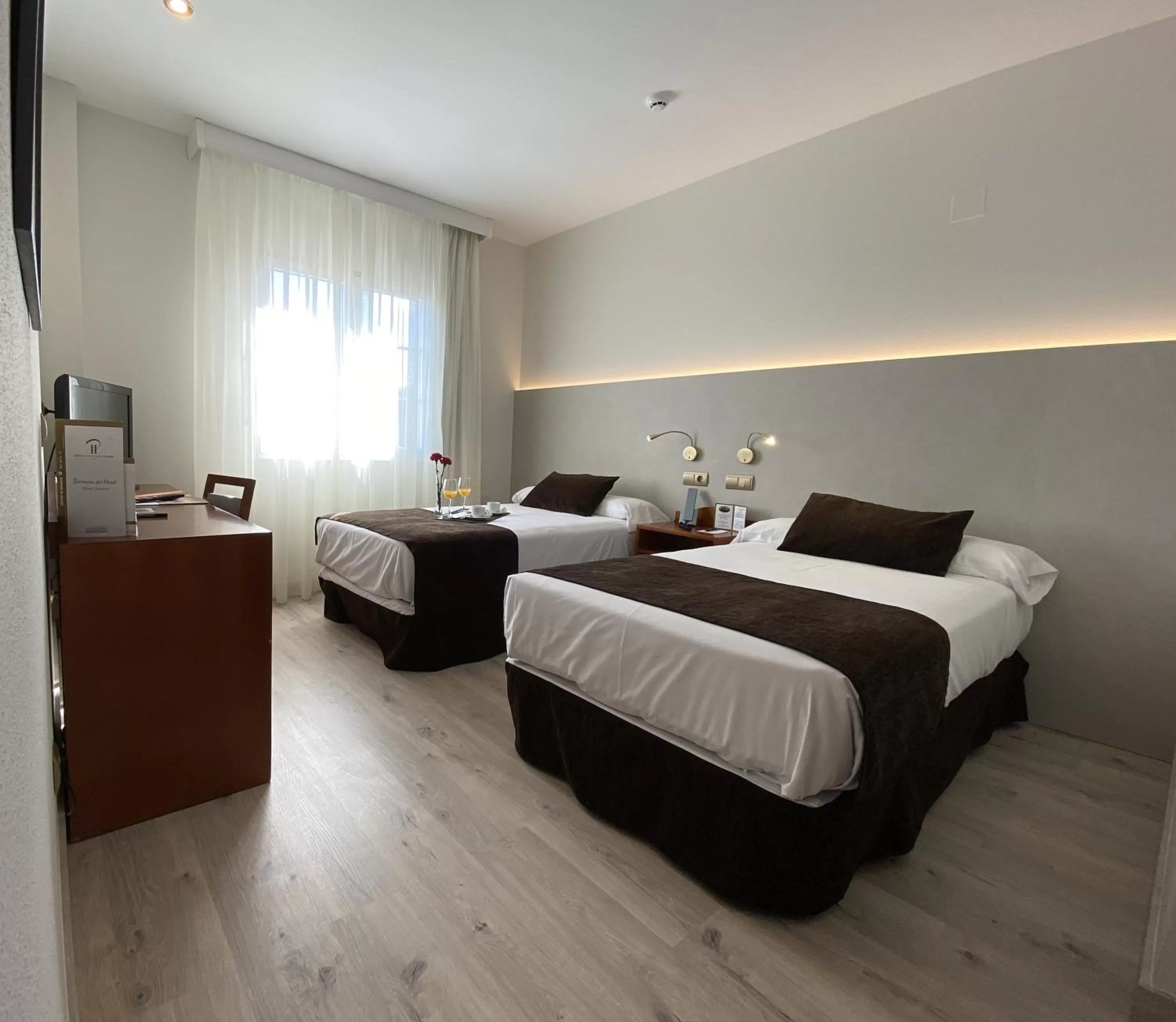 Photo of the whole room, Bed in Ponferrada Plaza